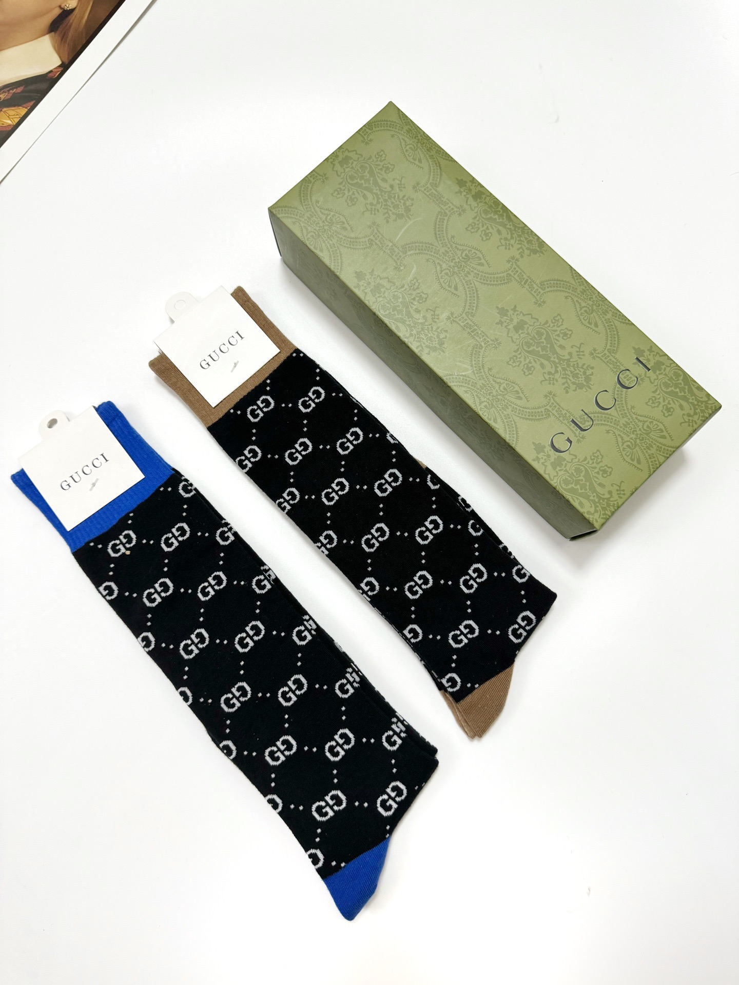  配包装
🌟【一盒2 双】
🌟Gucci 古奇 爆款双G字母 长筒袜 小腿袜。纯棉混纺材质，超完美配色，