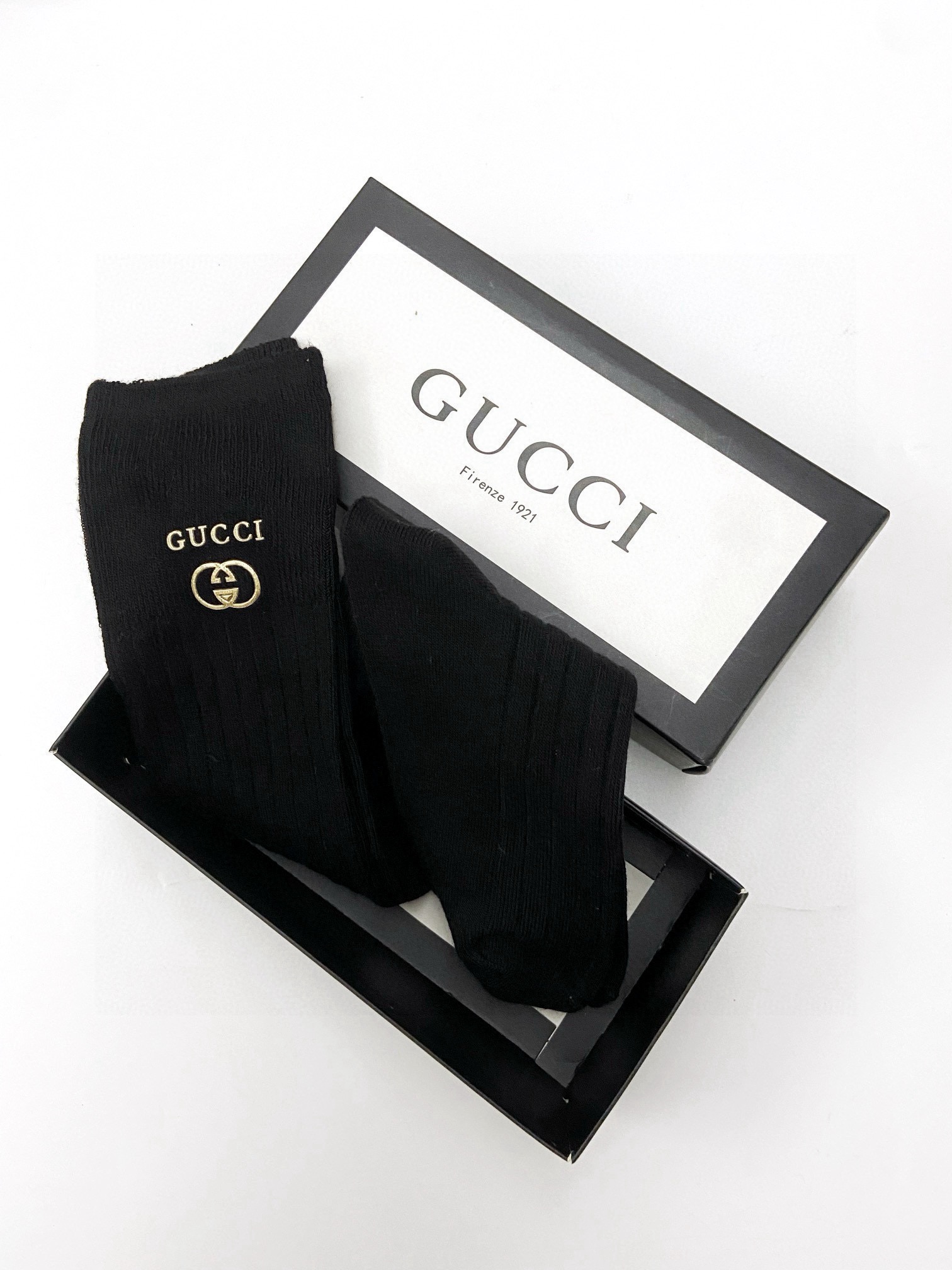  配包装
🌟【一盒一双】
🌟 Gucci 古琦 爆款经典字母 长筒袜 小腿袜。双针针织材质，超完美结合，