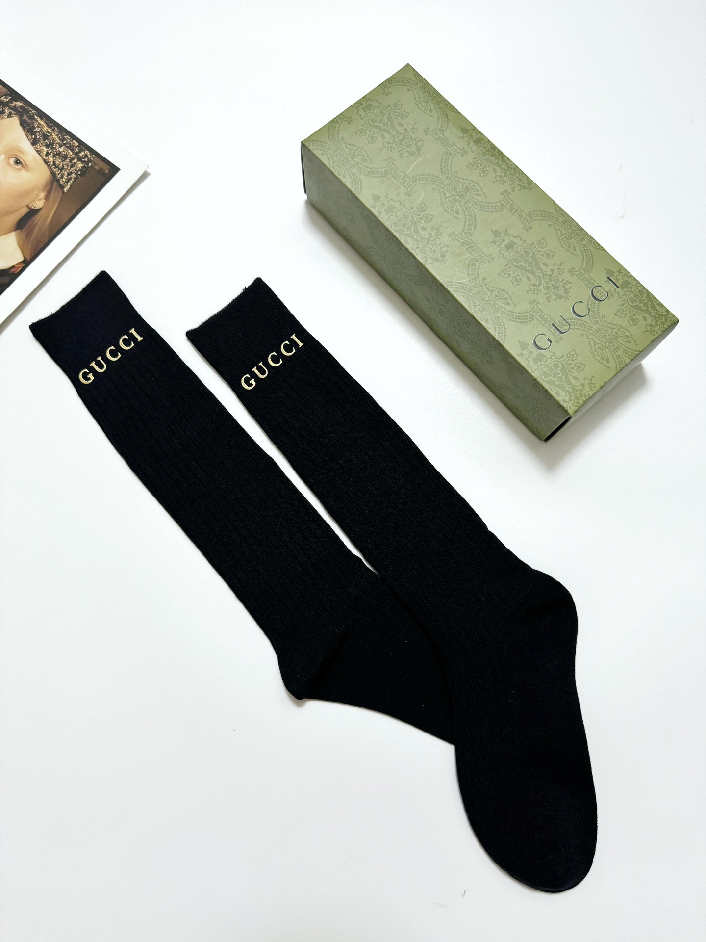  配包装
🌟【一盒一双】
🌟 Gucci 古琦立体硅胶经典字母 长筒袜 小腿袜。双针针织材质，超完美结合