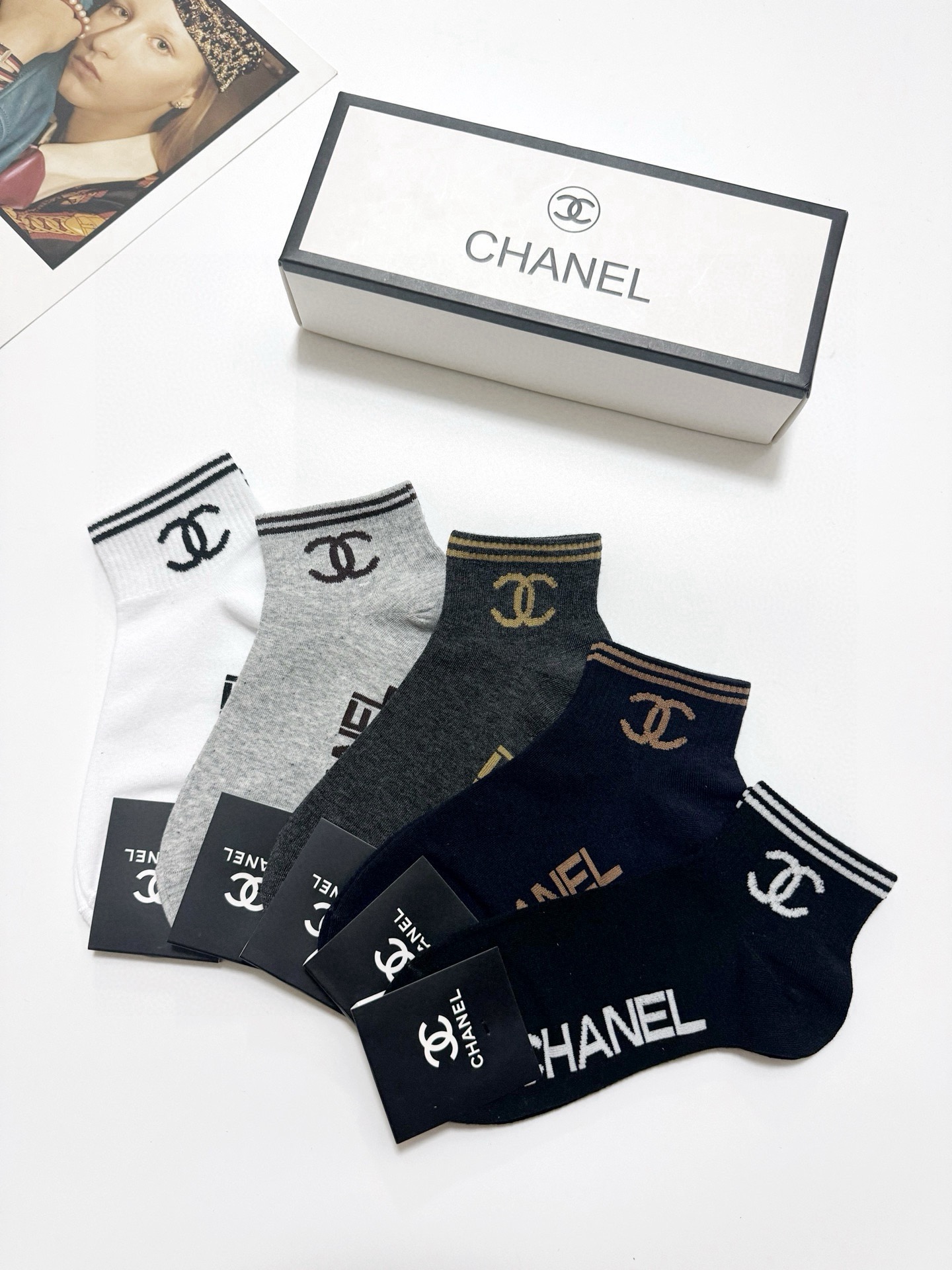  配包装
🌟【一盒5 双】男女同款
 🌟Chanel 香奈儿 经典字母logo ins超火爆短袜，纯棉面