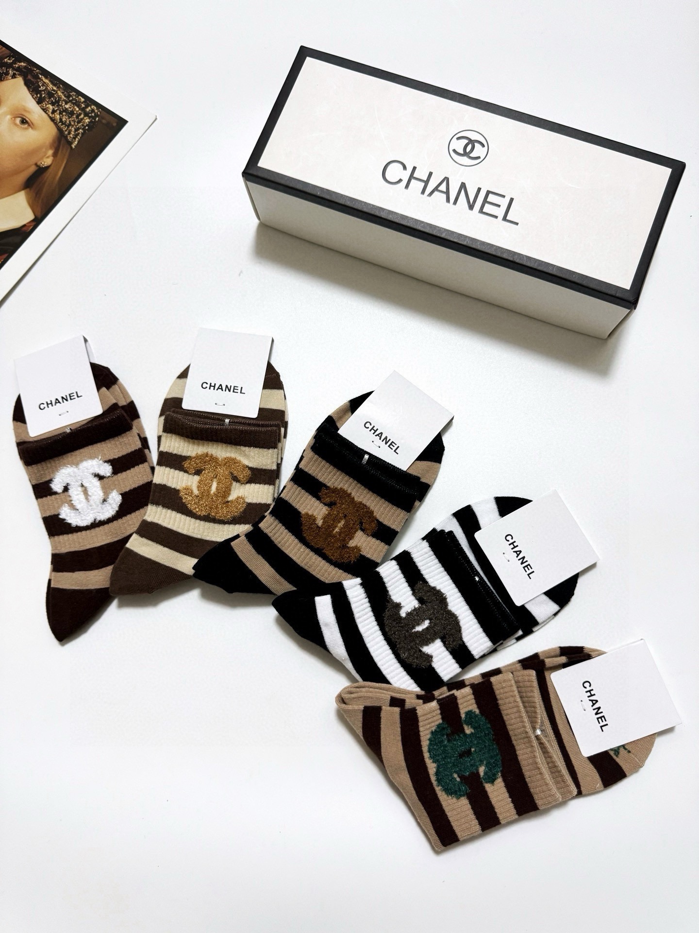  配包装
🌟【一盒5 双】
 🌟Chanel 香奈儿 经典字母logo 纯棉中筒袜   ，ins超火爆短