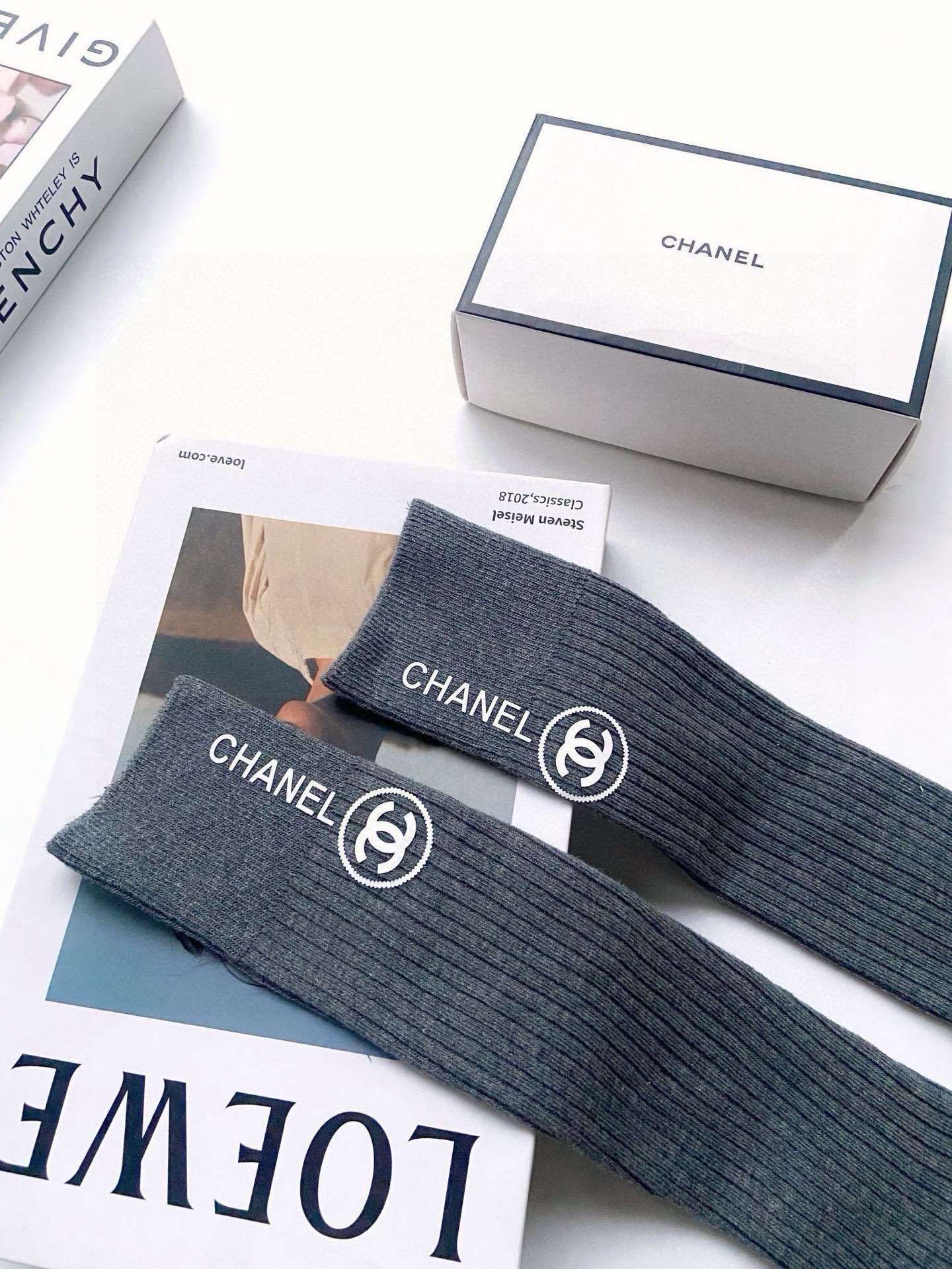    配包装
🌟【一盒一双】
🌟Chanel 香奈儿 经典双C字母logo纯棉长筒袜  小腿袜
🌟ins