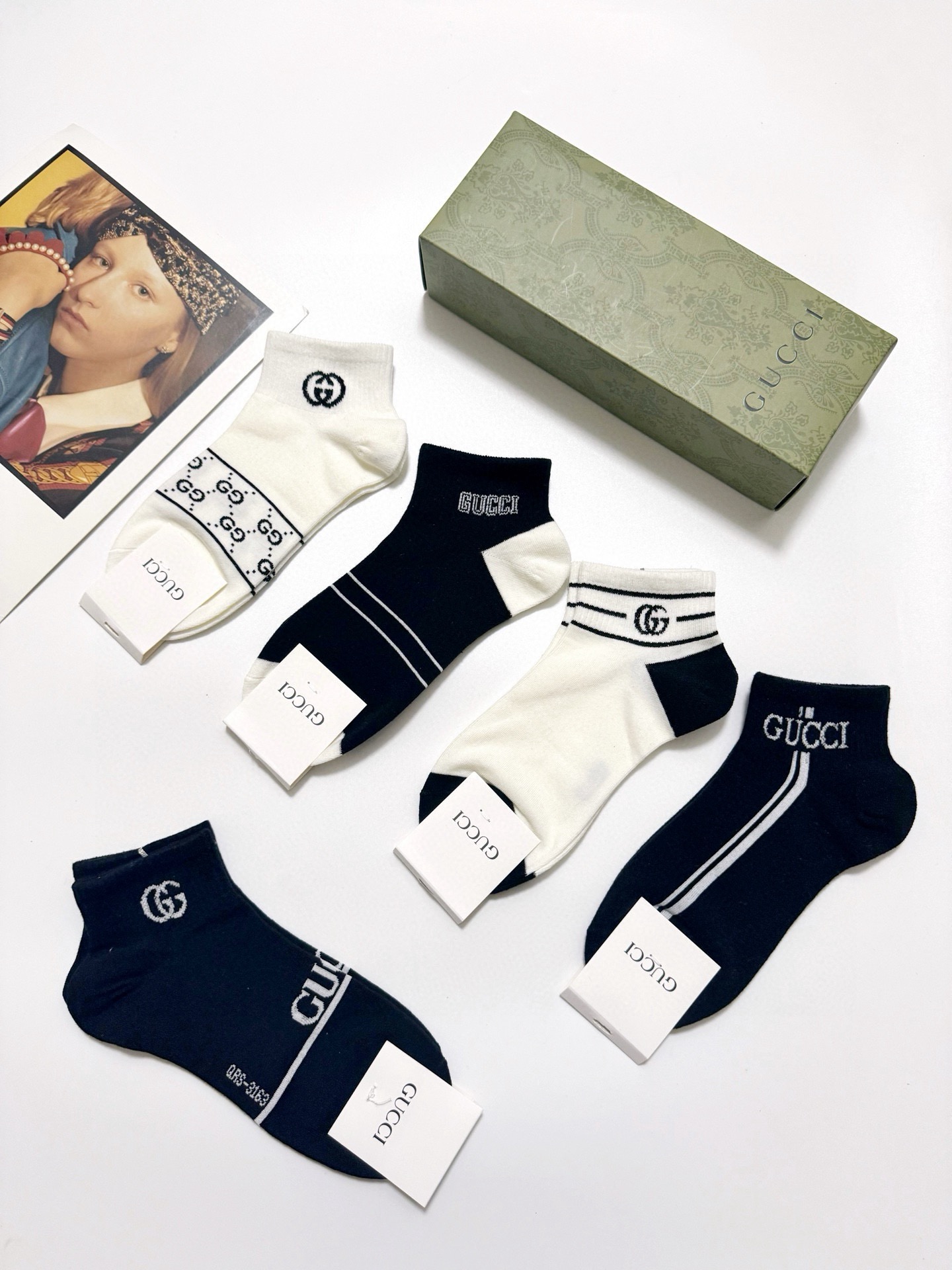  配包装
🌟【一盒5 双】
🌟Gucci 古琦 经典字母 logo 纯棉 短袜，船袜  ！超级软糯亲肤！