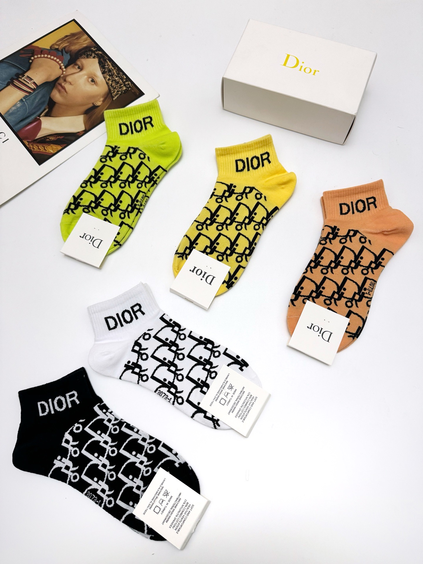  配包装
🌟【一盒5 双】
 🌟Dior 迪奥 经典字母logo 纯棉短袜   ，ins超火爆短袜，纯棉