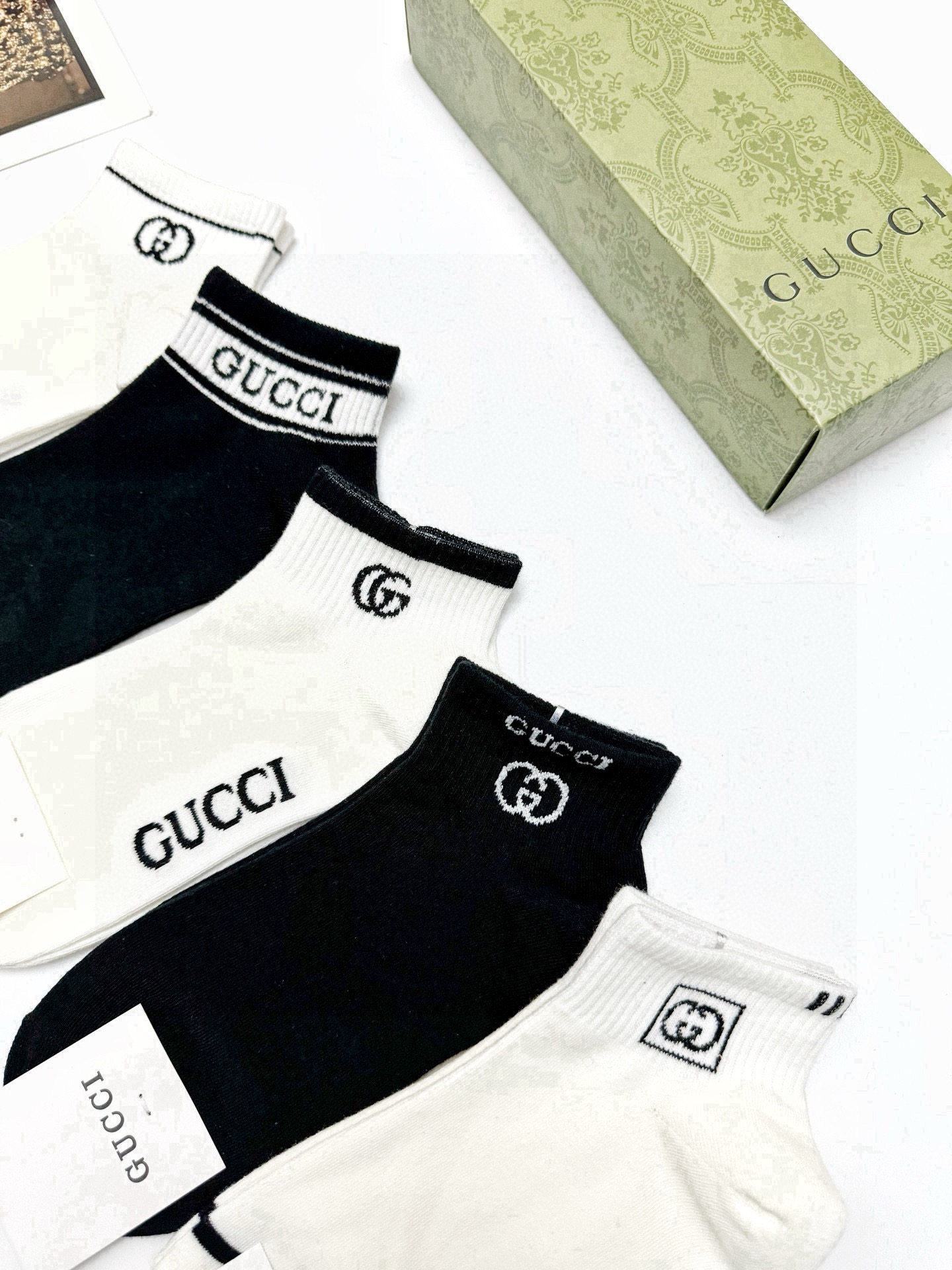  配包装
🌟【一盒5 双】
 🌟Gucci 古琦 经典字母logo 双G 短袜   ，ins超火爆短袜，