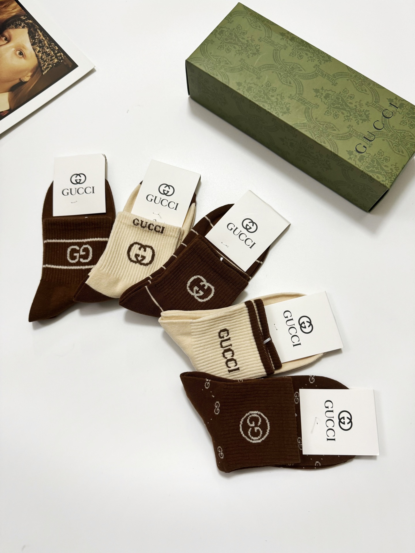  配包装
🌟【一盒5 双】
 🌟Gucci 古琦 经典字母logo 纯棉中筒袜   ，ins超火爆短袜，