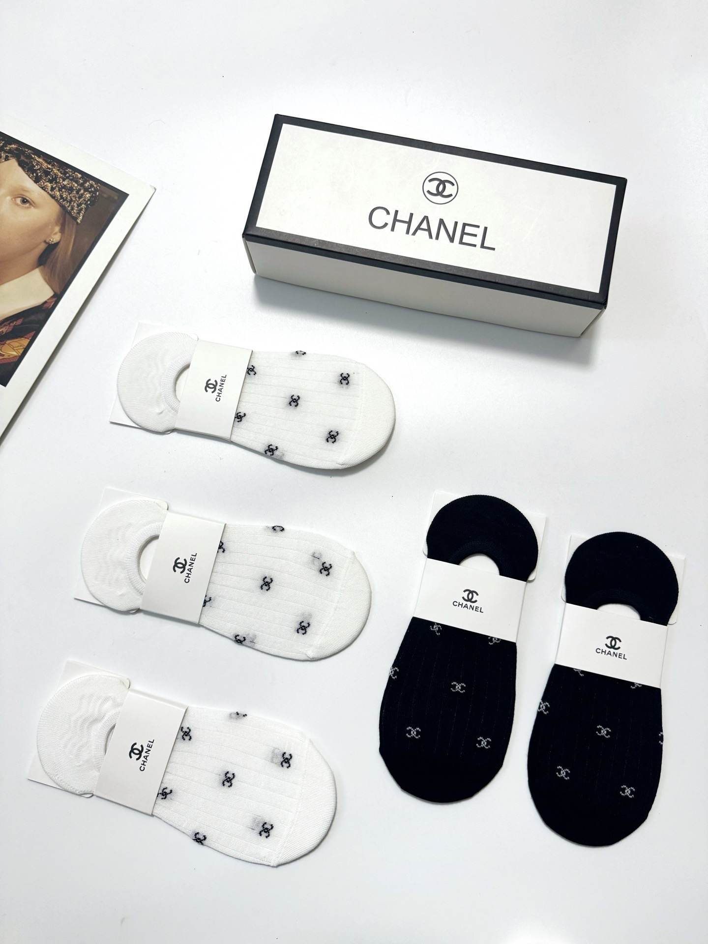  配包装
🌟【一盒5双】
 🌟Chanel 香奈儿 经典字母logo 纯棉船袜   ，ins超火爆空调袜