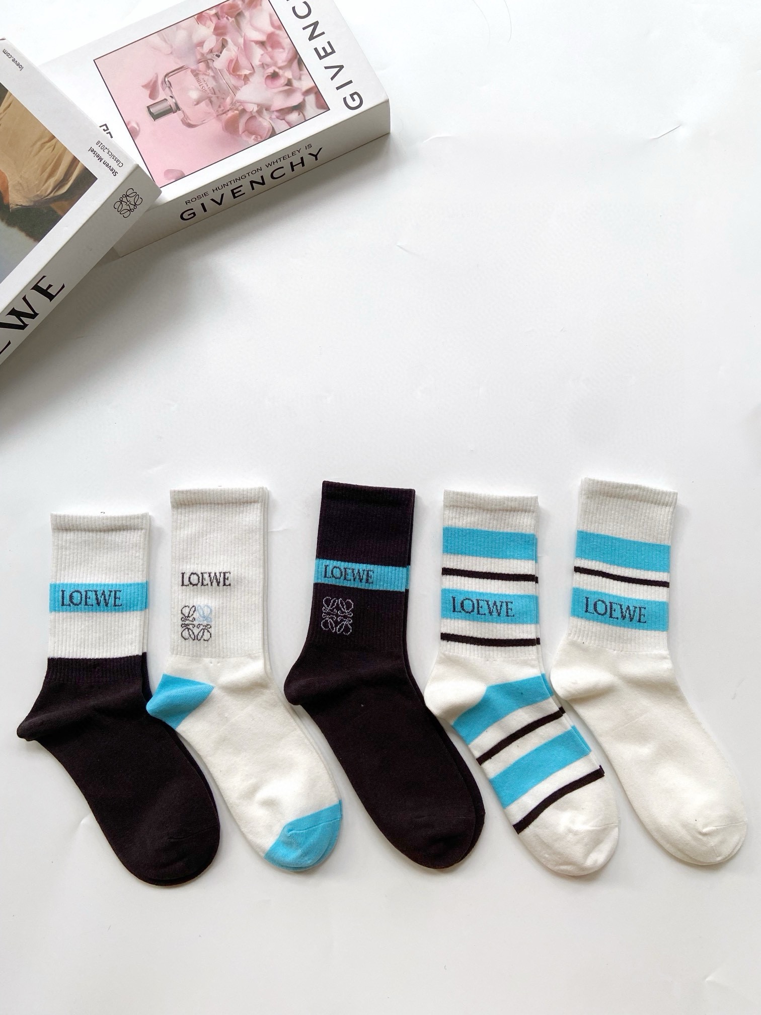 NO:352403,Packaging [one box of 5 pairs] LOEWE Jacquard Combed Cotton Mid-Cartoon Socks Ins Popular!  The counter is on sale and you can see the explosion!  The quality of counter purchasing agents that cool girls are indispensable, and they are very easy to wear!  It is super high-quality and fashionable, ahhhhh~~Recommended and recommended~~ Must-in-appropriate small items!  !  socks, stockings, socks, loewe, loewe, socks19860909配包装【一盒5双】 LOEWE 罗意威 提花精梳棉中筒袜 ins爆款！专柜在售ing 好看到爆炸 ！酷妹潮人必不能少的专柜代购品质 ,巨好穿！搭配起来超高逼格 时髦度爆表啊啊啊啊～～推荐推荐推荐～～必入时髦小单品！！袜子,丝袜,袜子,loewe,loewe,socks,accessory