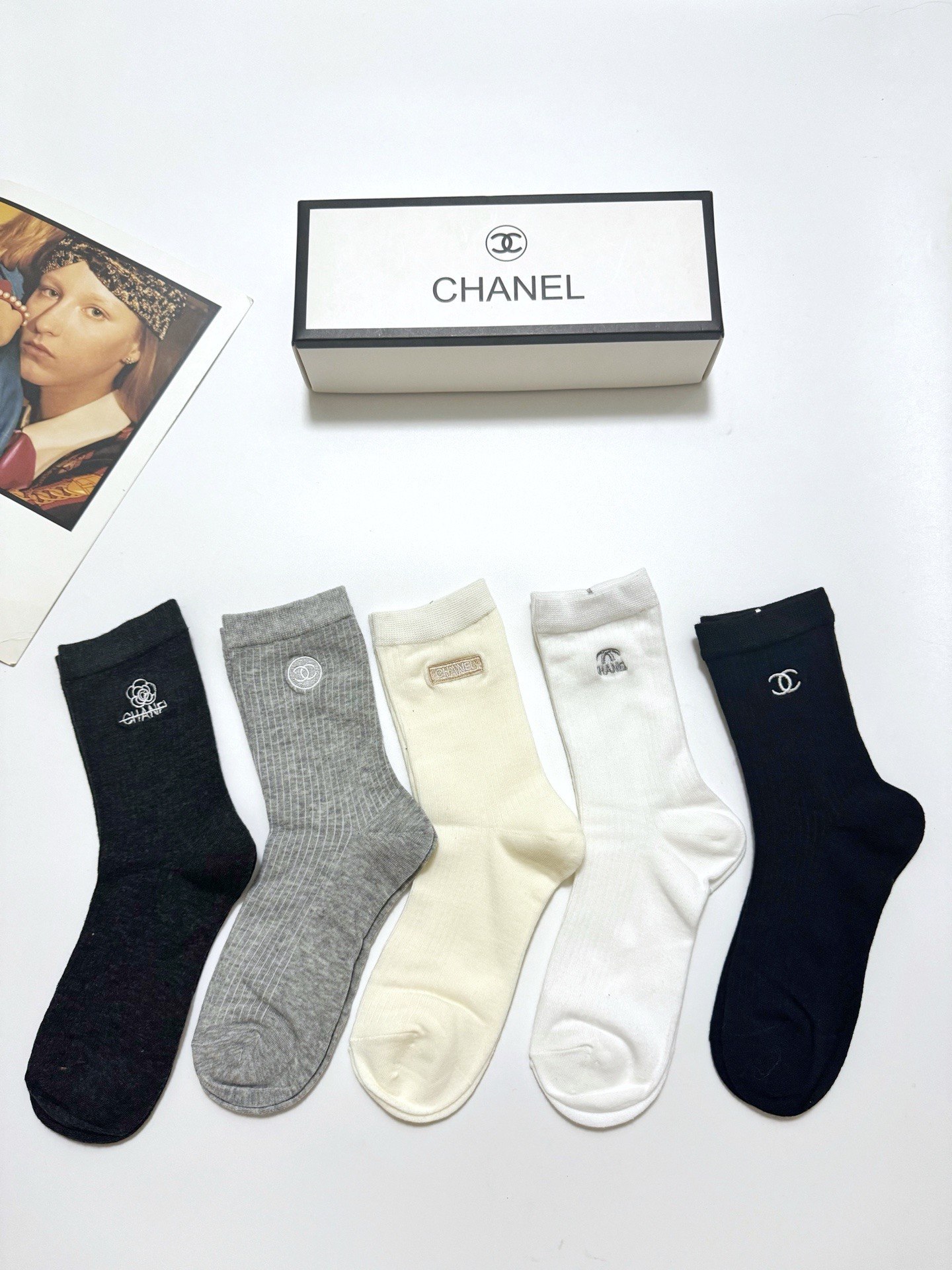 NO:352647,Packaging [one box of 5 pairs] Chanel Classic letter logo Pure cotton mid-tube socks, ins super popular air-conditioning socks, pure cotton fabric, must-have for trendy people, classic color matching Personalized and fashionable versatile style, you deserve socks, stockings, socks, chanel, chanel, socks19860909配包装【一盒5 双】 Chanel 香奈儿 经典字母logo 纯棉中筒袜 ,ins超火爆空调袜,纯棉面料,潮人必备 ,经典配色 个性时尚百搭款,你值得拥有哦袜子,丝袜,袜子,chanel,chanel,socks,accessory