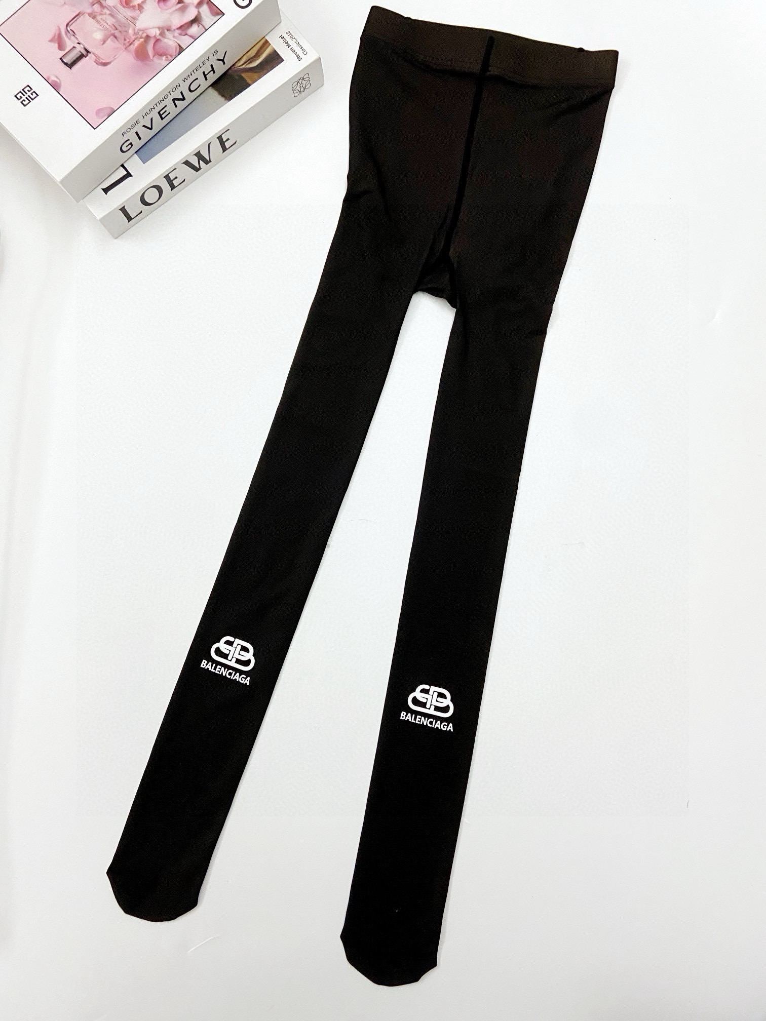 NO:352603,[Thickened model] Packaging [One box, one pair] Balenciaga Ins hot product, thickened velvet stockings in autumn and winter, water-light black silk transparent skin base plus velvet pantyhose pairs!  Extra elasticity. It is easy to see the explosive trendy brand stockings with a slight skin-transparent feeling, warm and comfortable. There are so many celebrities and celebrities who are the same style!  A must-have item for trendy people in autumn and winter, which is super high-quality and fashionable, and it is very fashionable~~ Recommended and recommended~~ Must-in-one small item!  !  socks, stockings, socks, balenciaga, balenciaga, socks19860909【加厚款】 配包装【一盒一双】 Balenciaga 巴黎世家 ins爆款,秋冬加厚加绒丝袜 ,水光黑丝透肤打底加绒连裤袜对版高货！超大弹力. 好看到爆炸 的潮牌丝袜轻微的透肤感,保暖又舒适. 超多明星 红人同款 ！潮人秋冬必备单品 ,搭配起来超高逼格 ,时髦度爆表啊啊啊啊～～推荐推荐推荐～～必入时髦小单品！！袜子,丝袜,袜子,balenciaga,balenciaga,socks,accessory