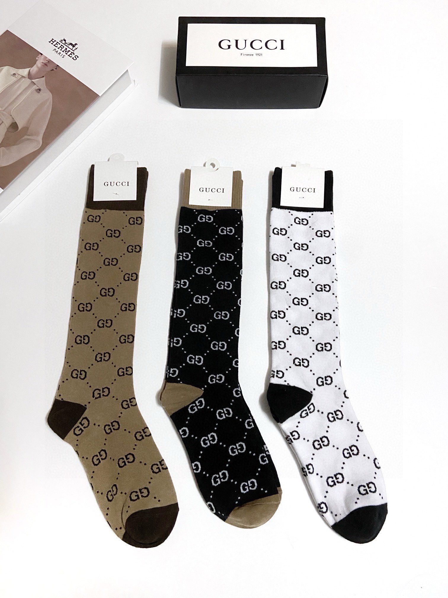 NO:352673,Packaging [one box 3 pairs] Gucci Gucci hot pair G letters stockings calf socks are released simultaneously on counter, with many celebrities and celebrities!  Pure cotton blend material, super perfect color matching, classic style out of date!  Ins hot small items, must-have for trendy people, versatile colors, socks, stockings, socks, gucci, socks19860909配包装【一盒3 双】 Gucci 古奇 爆款双G字母 长筒袜 小腿袜 专柜同步发售ing ,巨多明星红人同款！纯棉混纺材质,超完美配色,款式经典不过时！ins爆火小单品,潮人必备,颜色百搭 袜子,丝袜,袜子,gucci,socks,accessory