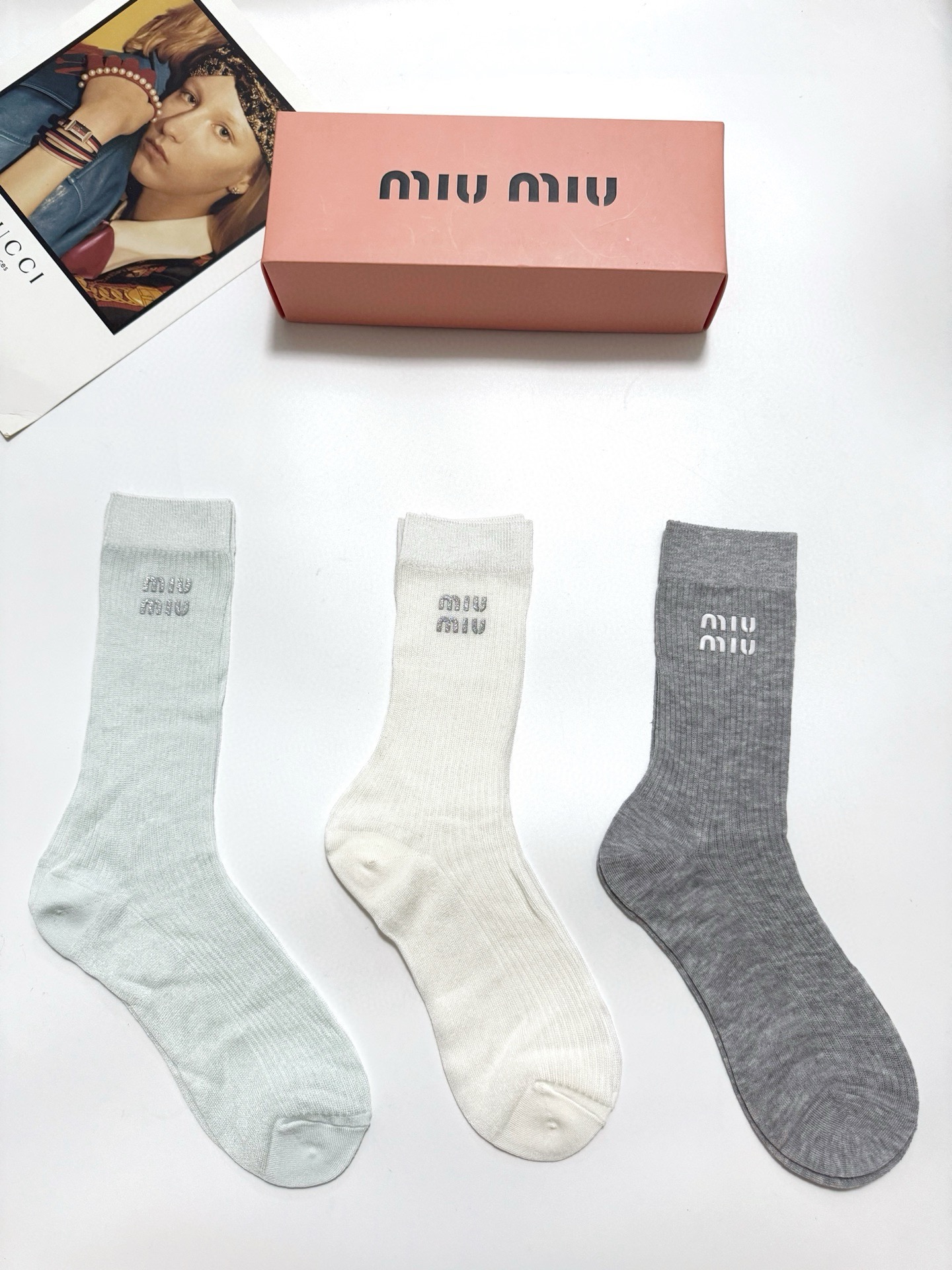 NO:352762,Packaging [one box 3 pairs] Miumiu classic letter logo ultra-thin breathable mid-tube socks, ins super popular air-conditioning socks, must-have for trendy people, classic color matching, personalized and fashionable versatile style, you deserve socks, stockings, socks, miumiu, socks19860909配包装【一盒3 双】 缪缪 miumiu 经典字母logo 超薄透气中筒袜 ,ins超火爆空调袜,潮人必备 ,经典配色 个性时尚百搭款,你值得拥有哦袜子,丝袜,袜子,miumiu,socks,accessory
