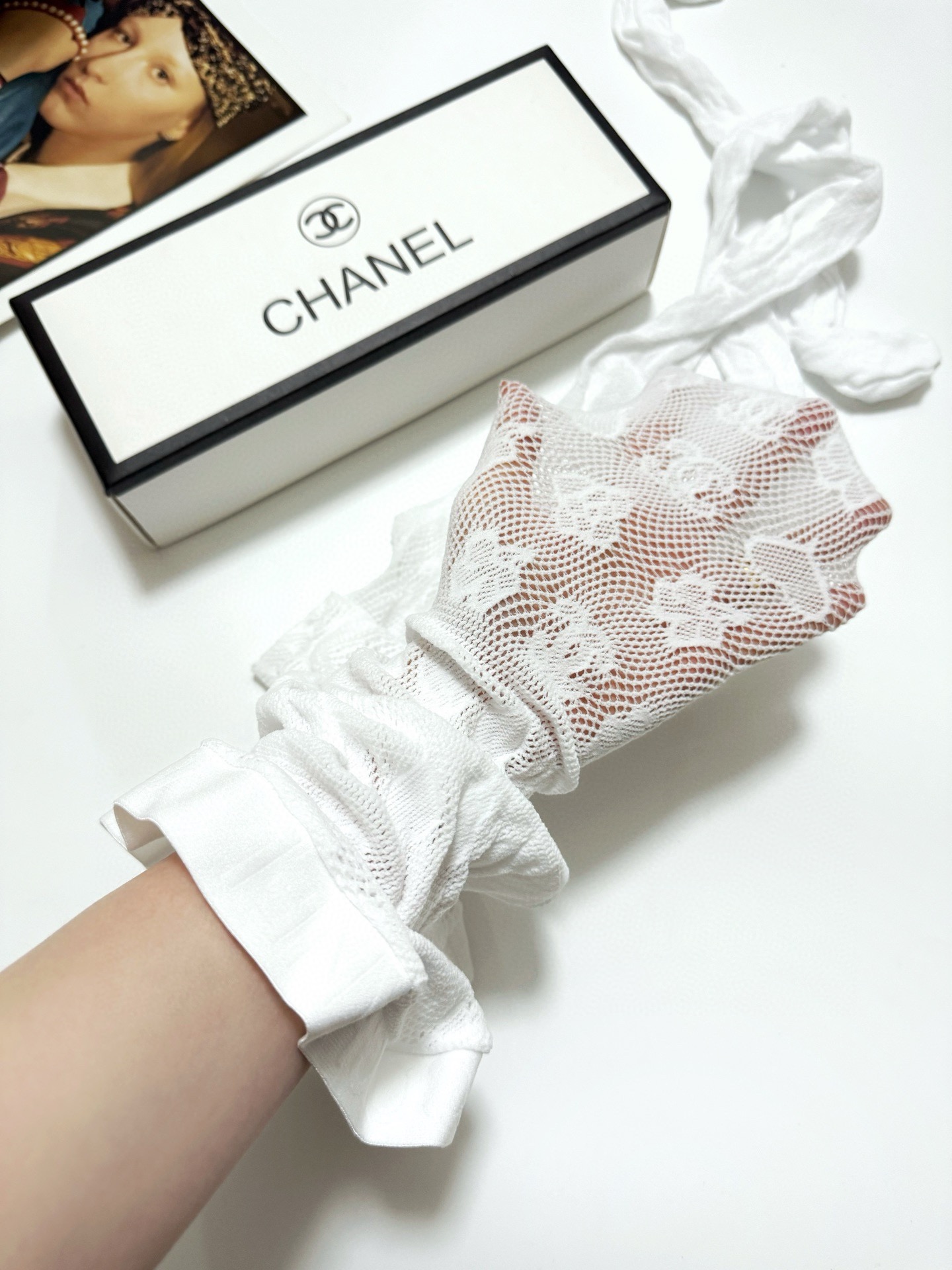 。配包装
【一盒一双】🌟Chanel 香奈儿性感魅惑网袜 🌟对版高货！
好看到爆炸 ，欧美大牌丝袜。
🌟