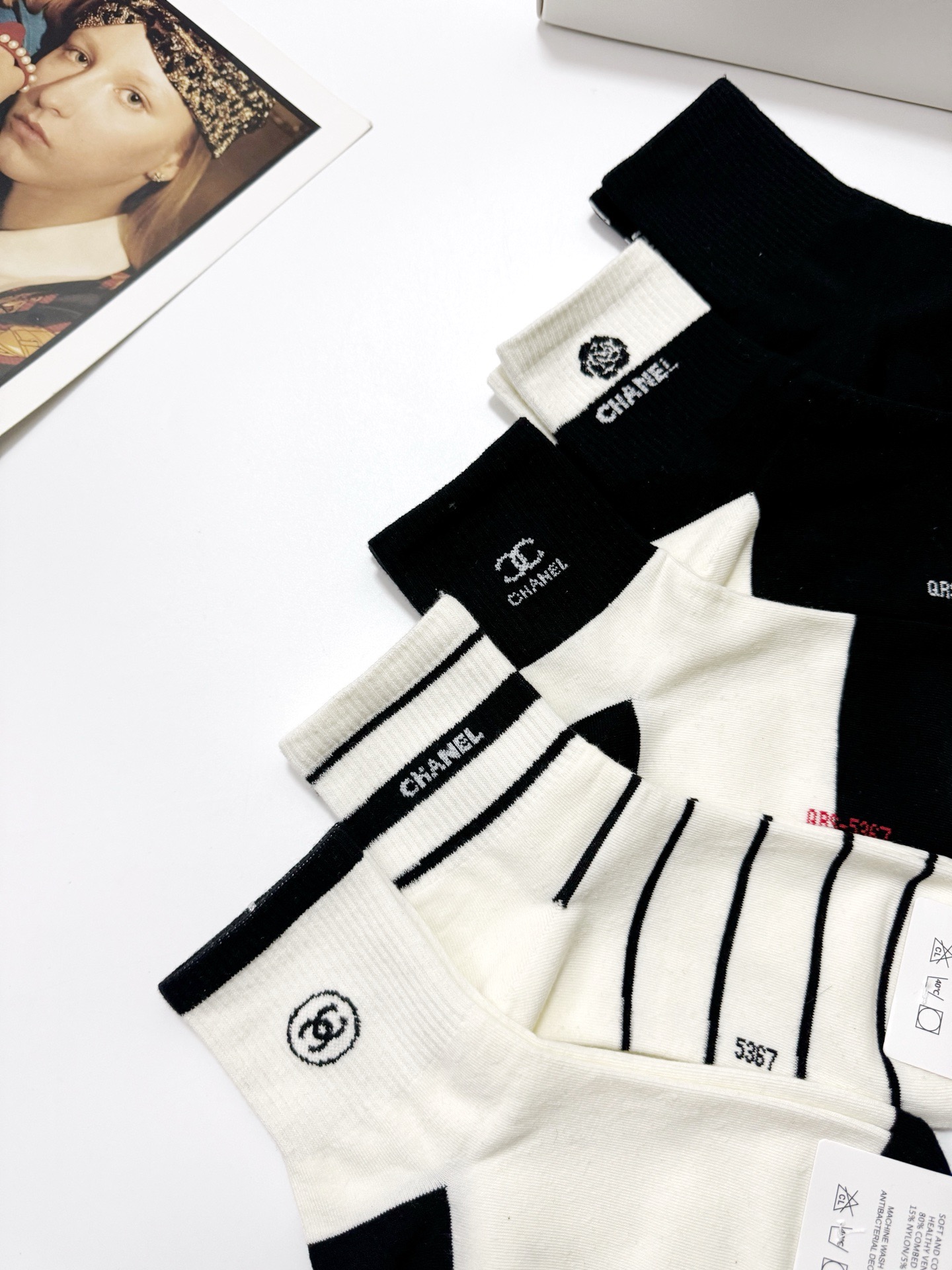  配包装
🌟【一盒5 双】
 🌟Chanel 香奈儿 经典字母logo 纯棉中筒袜   ，ins超火爆短