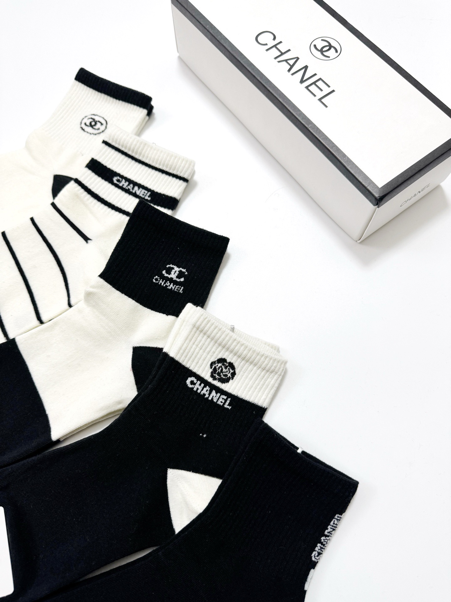  配包装
🌟【一盒5 双】
 🌟Chanel 香奈儿 经典字母logo 纯棉中筒袜   ，ins超火爆短