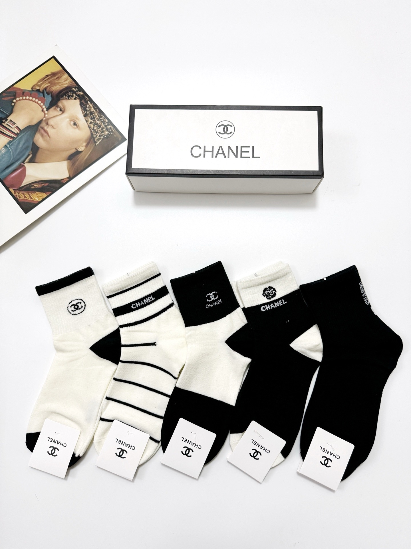  配包装
🌟【一盒5 双】
 🌟Chanel 香奈儿 经典字母logo 纯棉中筒袜   ，ins超火爆短