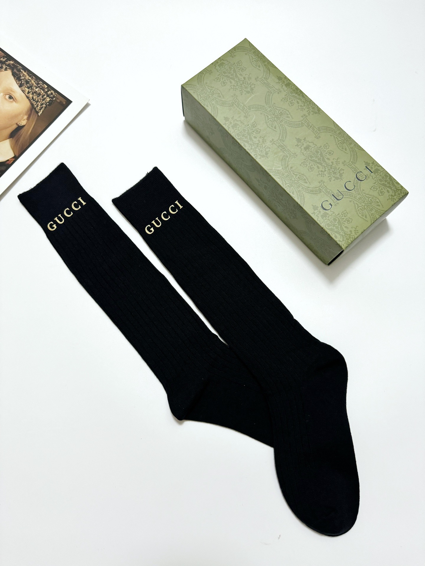  配包装
🌟【一盒一双】
🌟 Gucci 古琦立体硅胶经典字母 长筒袜 小腿袜。双针针织材质，超完美结合