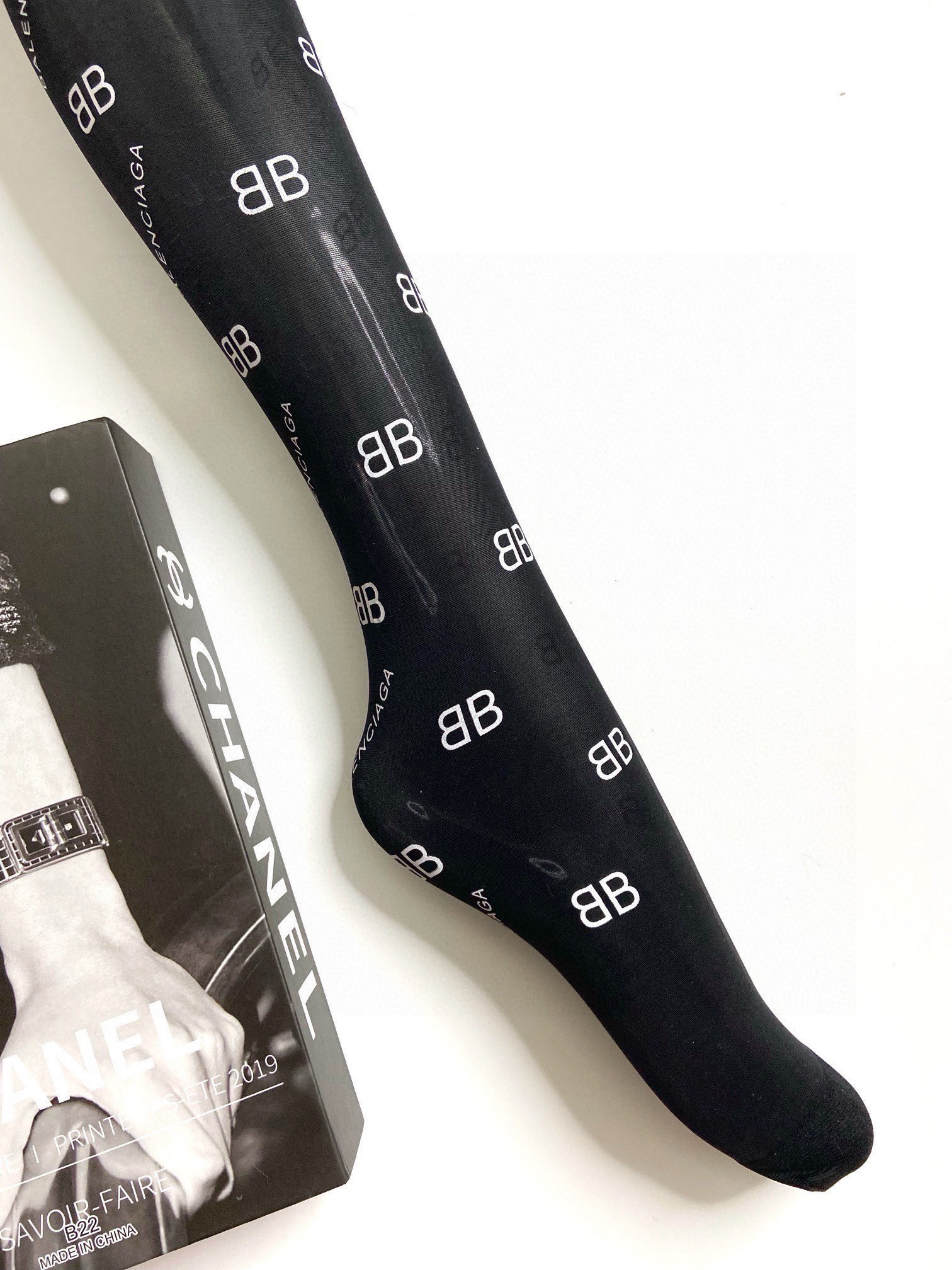  。配包装
【一盒一双】🌟Balenciaga巴黎世家印胶字母网纱丝袜 连裤袜🌟好看到爆炸 ，欧美大牌丝