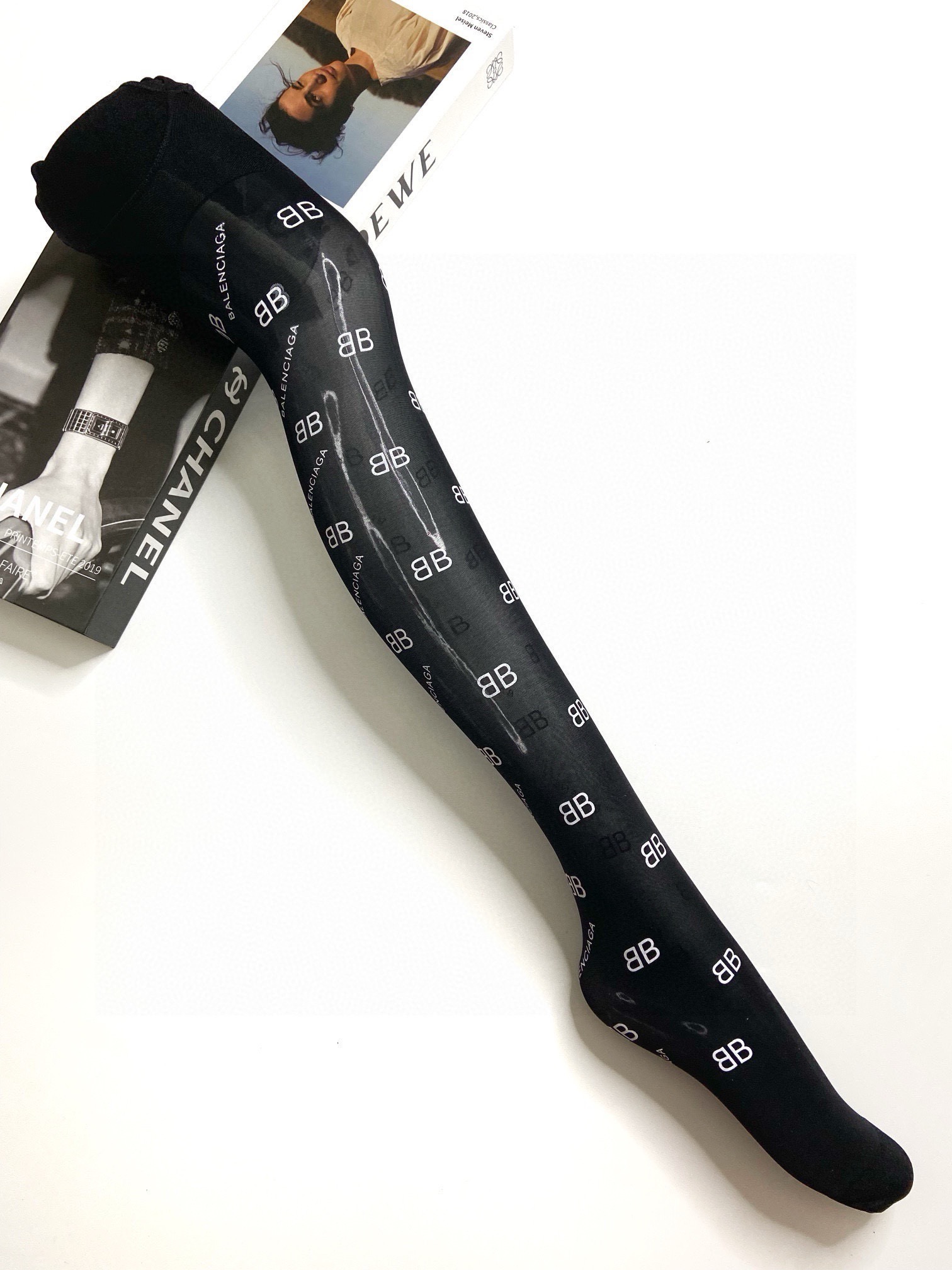  。配包装
【一盒一双】🌟Balenciaga巴黎世家印胶字母网纱丝袜 连裤袜🌟好看到爆炸 ，欧美大牌丝