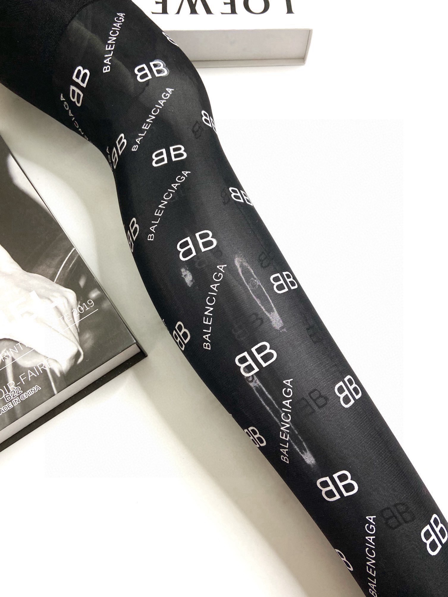  。配包装
【一盒一双】🌟Balenciaga巴黎世家印胶字母网纱丝袜 连裤袜🌟好看到爆炸 ，欧美大牌丝