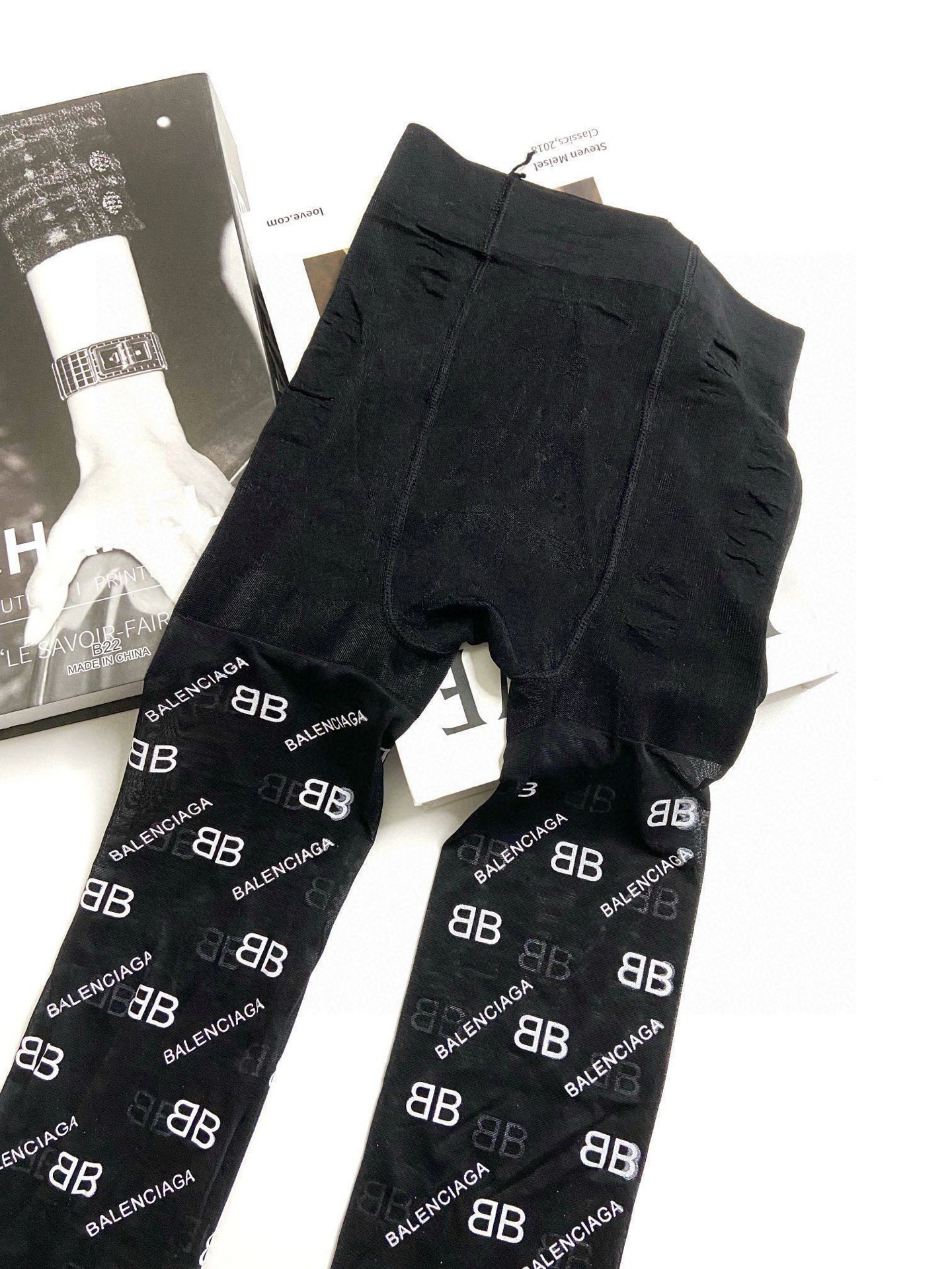  。配包装
【一盒一双】🌟Balenciaga巴黎世家印胶字母网纱丝袜 连裤袜🌟好看到爆炸 ，欧美大牌丝