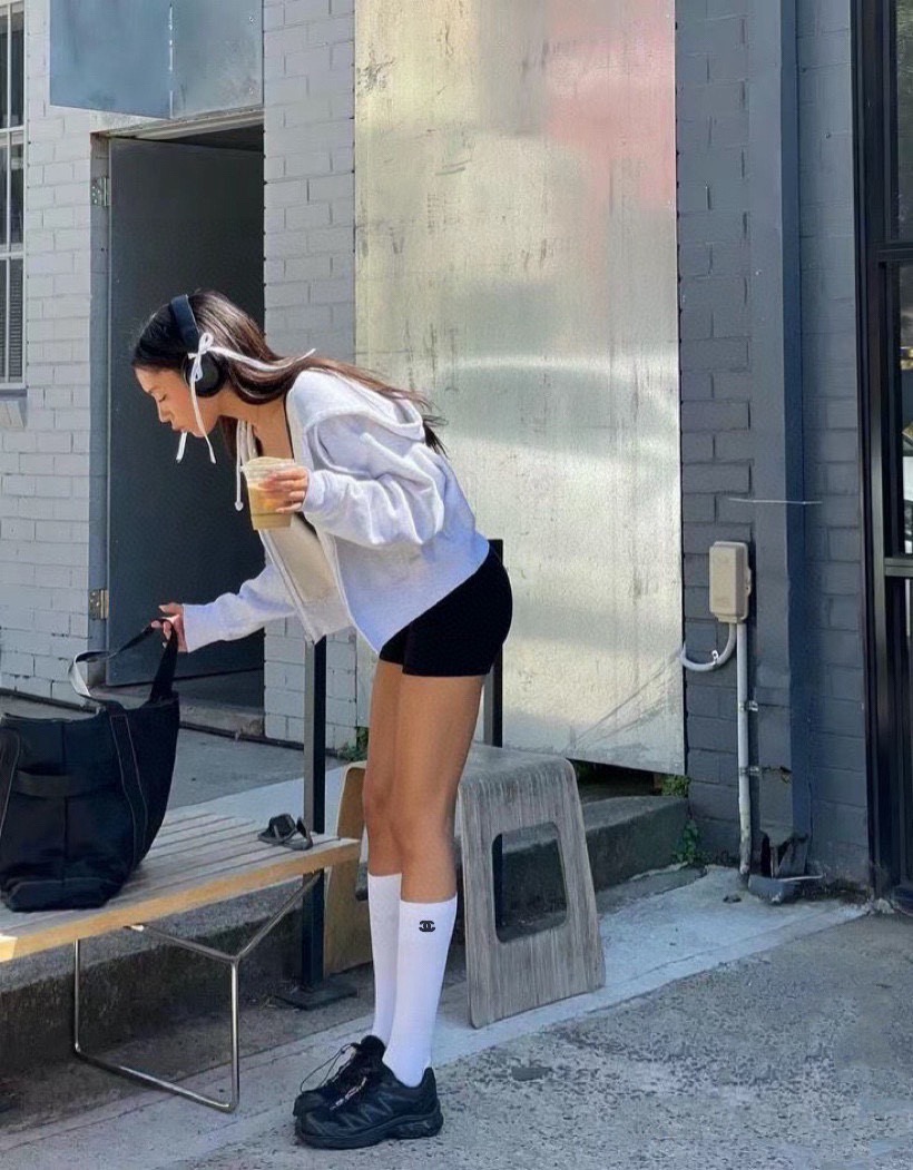  配包装
🌟【一盒一双】
🌟Chanel 香奈儿 经典双C 字母logo 纯棉长筒袜 小腿袜 
🌟ins