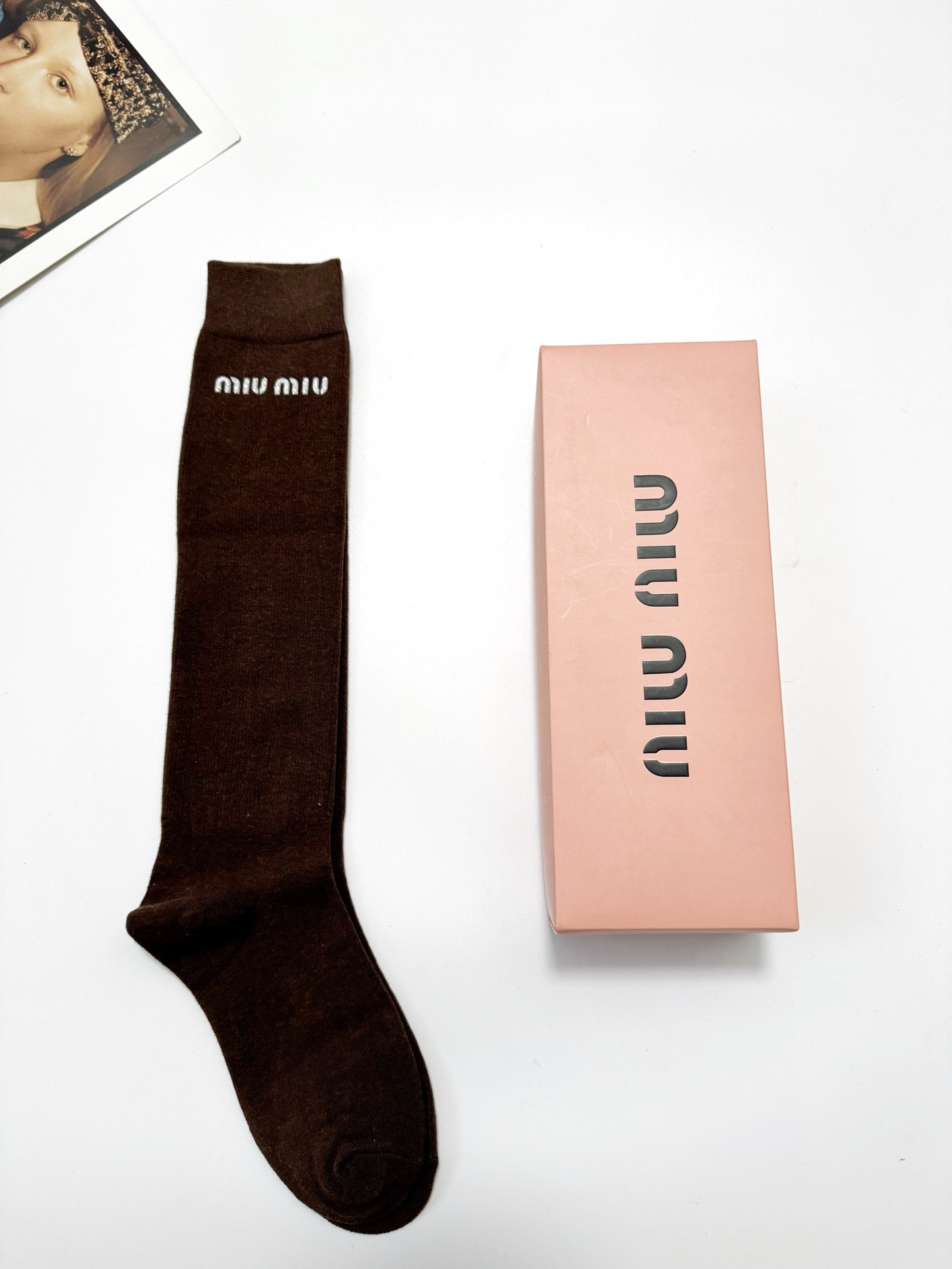  配包装
🌟【一盒一 双】
 🌟缪缪 miumiu 经典字母logo纯棉袜 小腿堆堆袜，ins超火爆红人