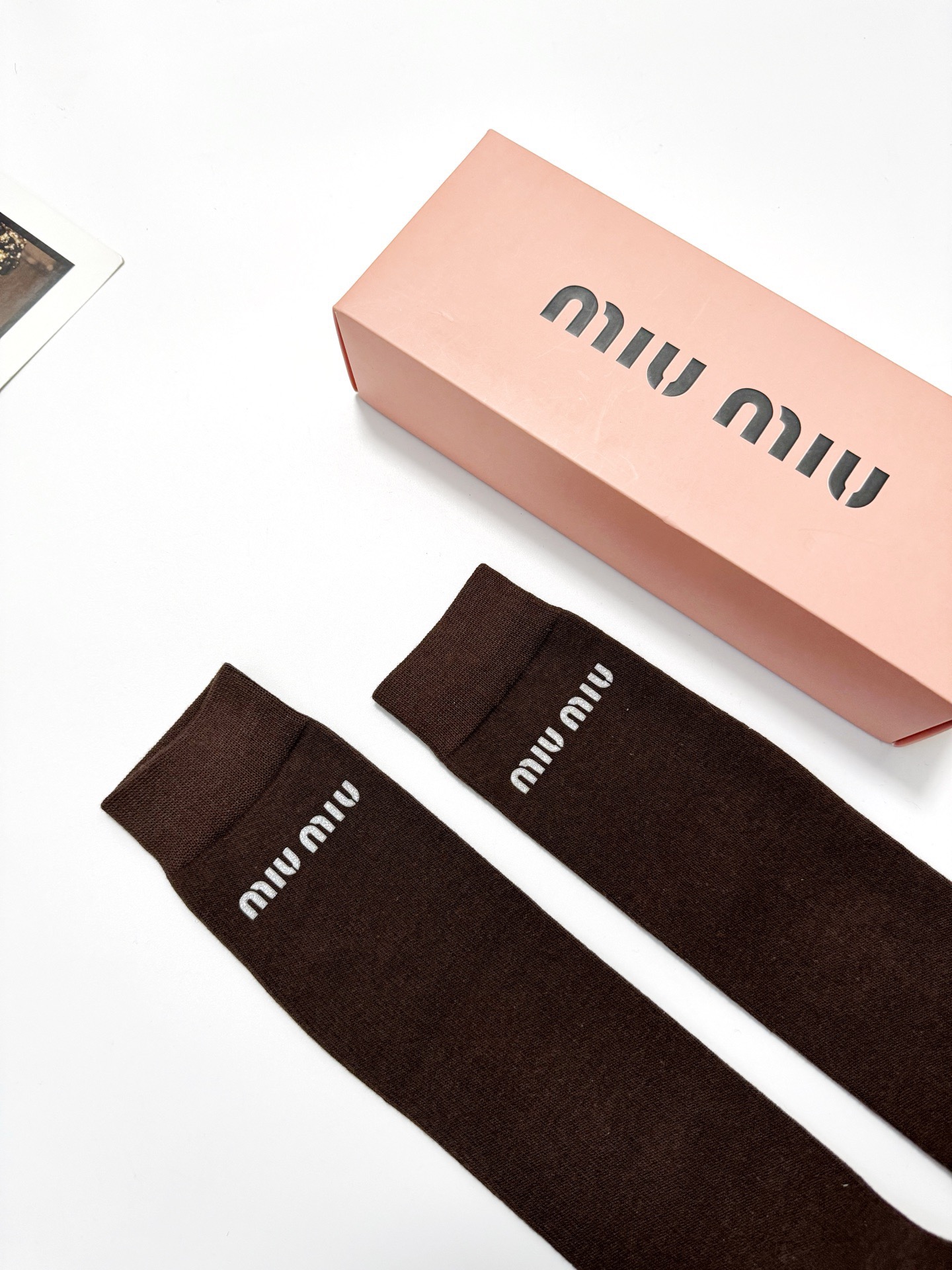 配包装
🌟【一盒一 双】
 🌟缪缪 miumiu 经典字母logo纯棉袜 小腿堆堆袜，ins超火爆红人
