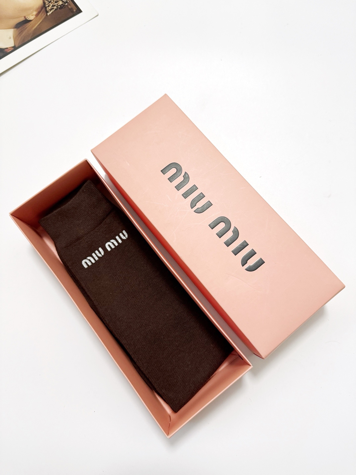  配包装
🌟【一盒一 双】
 🌟缪缪 miumiu 经典字母logo纯棉袜 小腿堆堆袜，ins超火爆红人