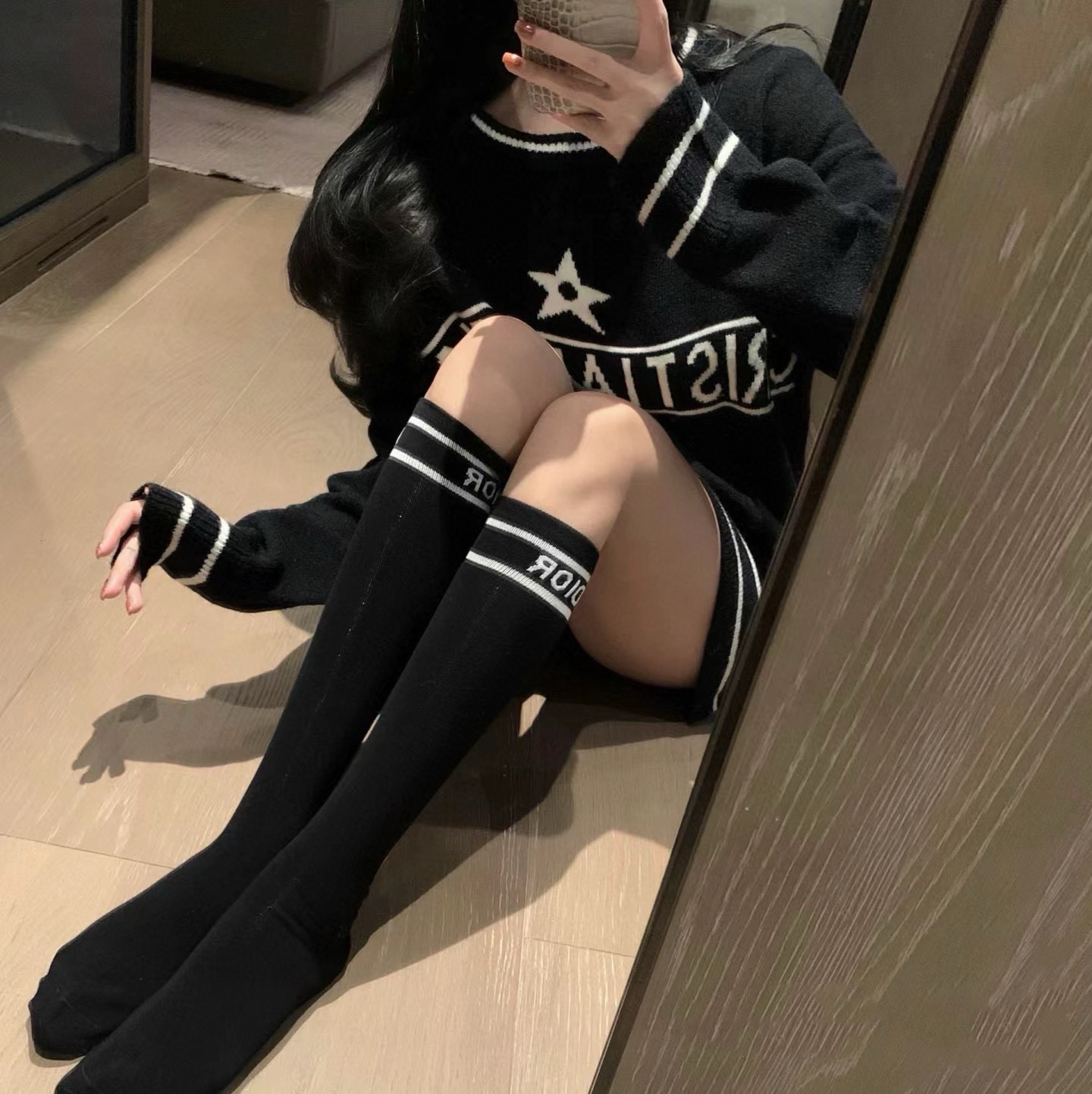  配包装
🌟【一盒2双】
🌟Dior 迪奥 棉混纺网眼中筒袜 小腿袜
🌟ins爆款！专柜在售ing 🌟高