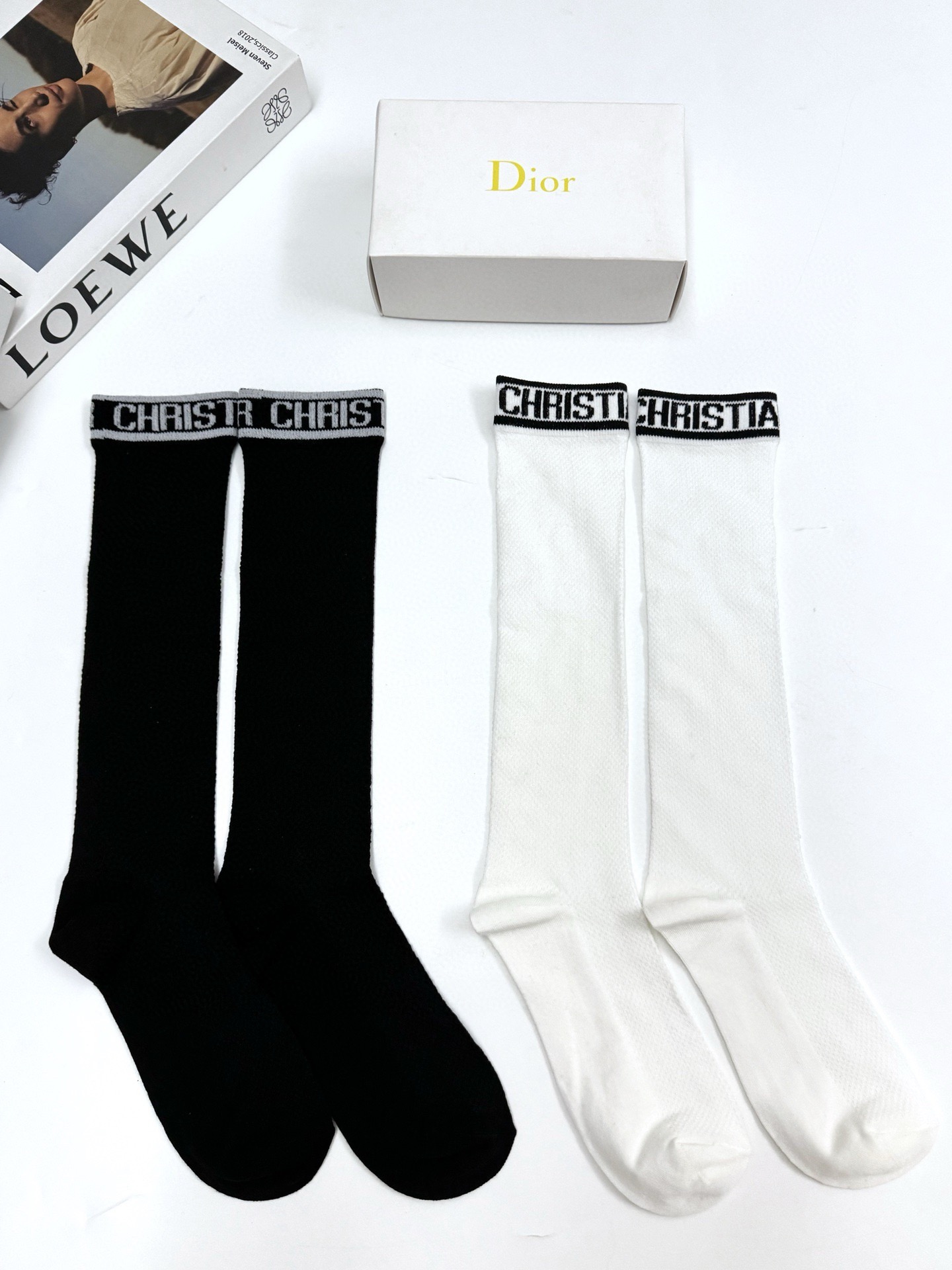  配包装
🌟【一盒2双】
🌟Dior 迪奥 棉混纺网眼中筒袜 小腿袜
🌟ins爆款！专柜在售ing 🌟高