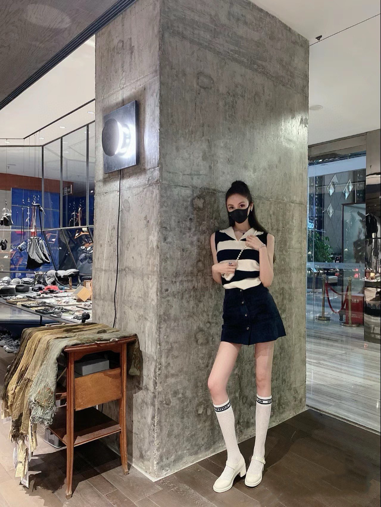  配包装
🌟【一盒2双】
🌟Dior 迪奥 棉混纺网眼中筒袜 小腿袜
🌟ins爆款！专柜在售ing 🌟高