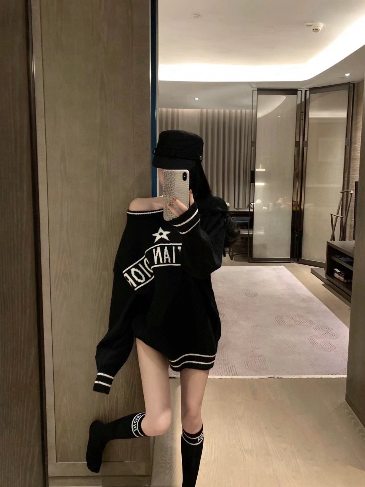  配包装
🌟【一盒2双】
🌟Dior 迪奥 棉混纺网眼中筒袜 小腿袜
🌟ins爆款！专柜在售ing 🌟高
