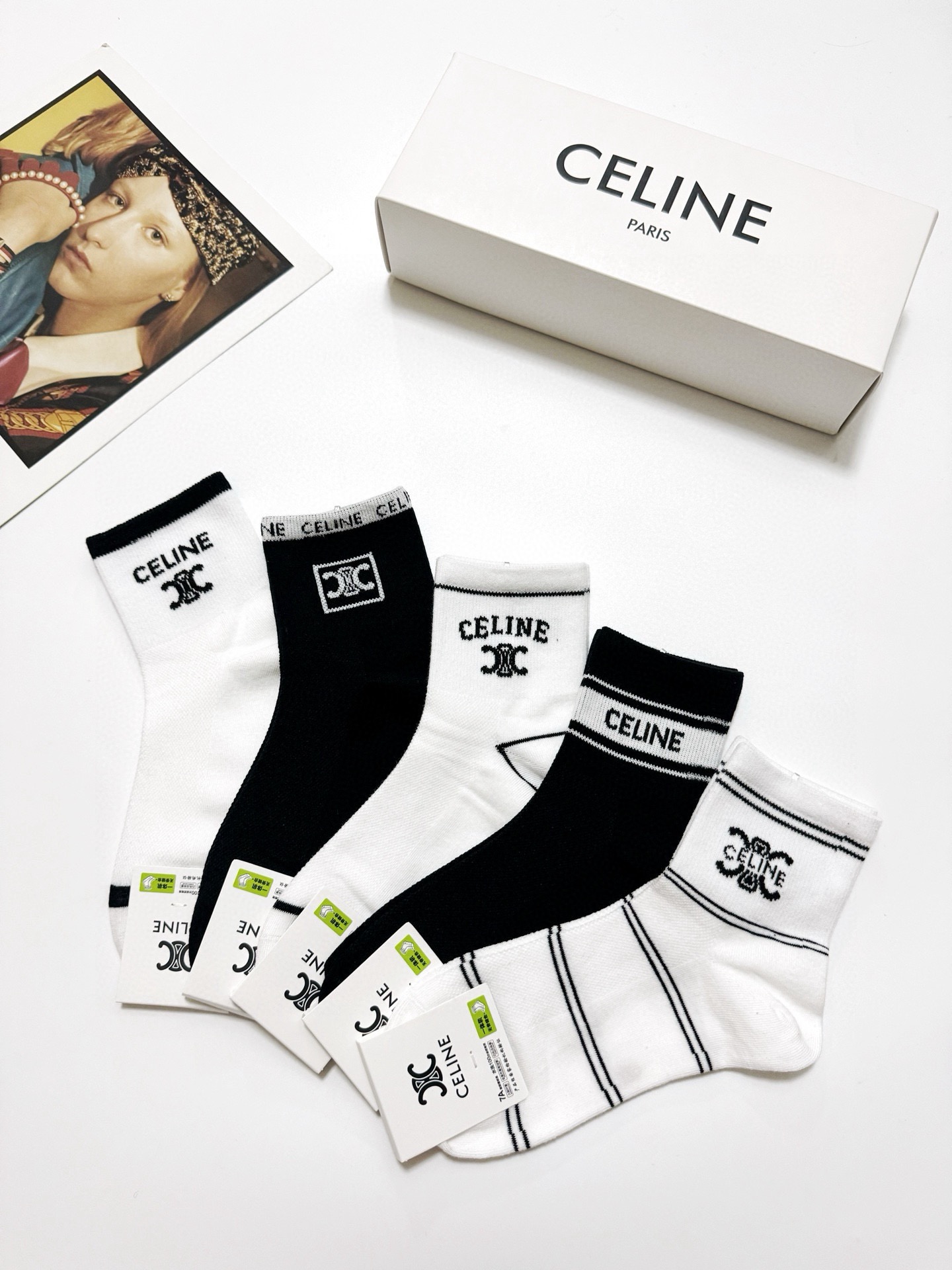  配包装
🌟【一盒5双】
 🌟Celine 赛琳 经典字母logo 纯棉中筒袜   ，ins超火爆短袜，