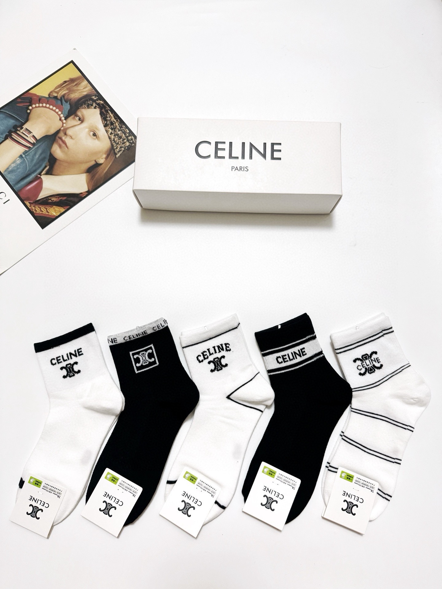  配包装
🌟【一盒5双】
 🌟Celine 赛琳 经典字母logo 纯棉中筒袜   ，ins超火爆短袜，