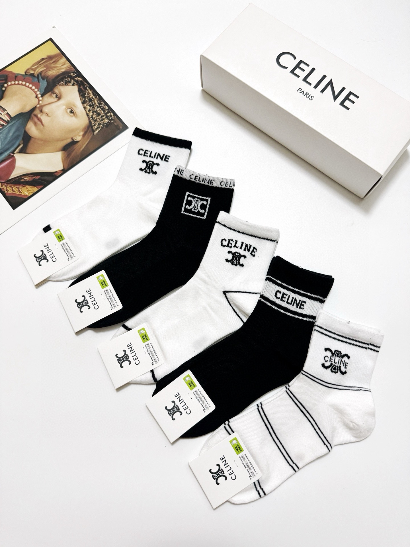  配包装
🌟【一盒5双】
 🌟Celine 赛琳 经典字母logo 纯棉中筒袜   ，ins超火爆短袜，