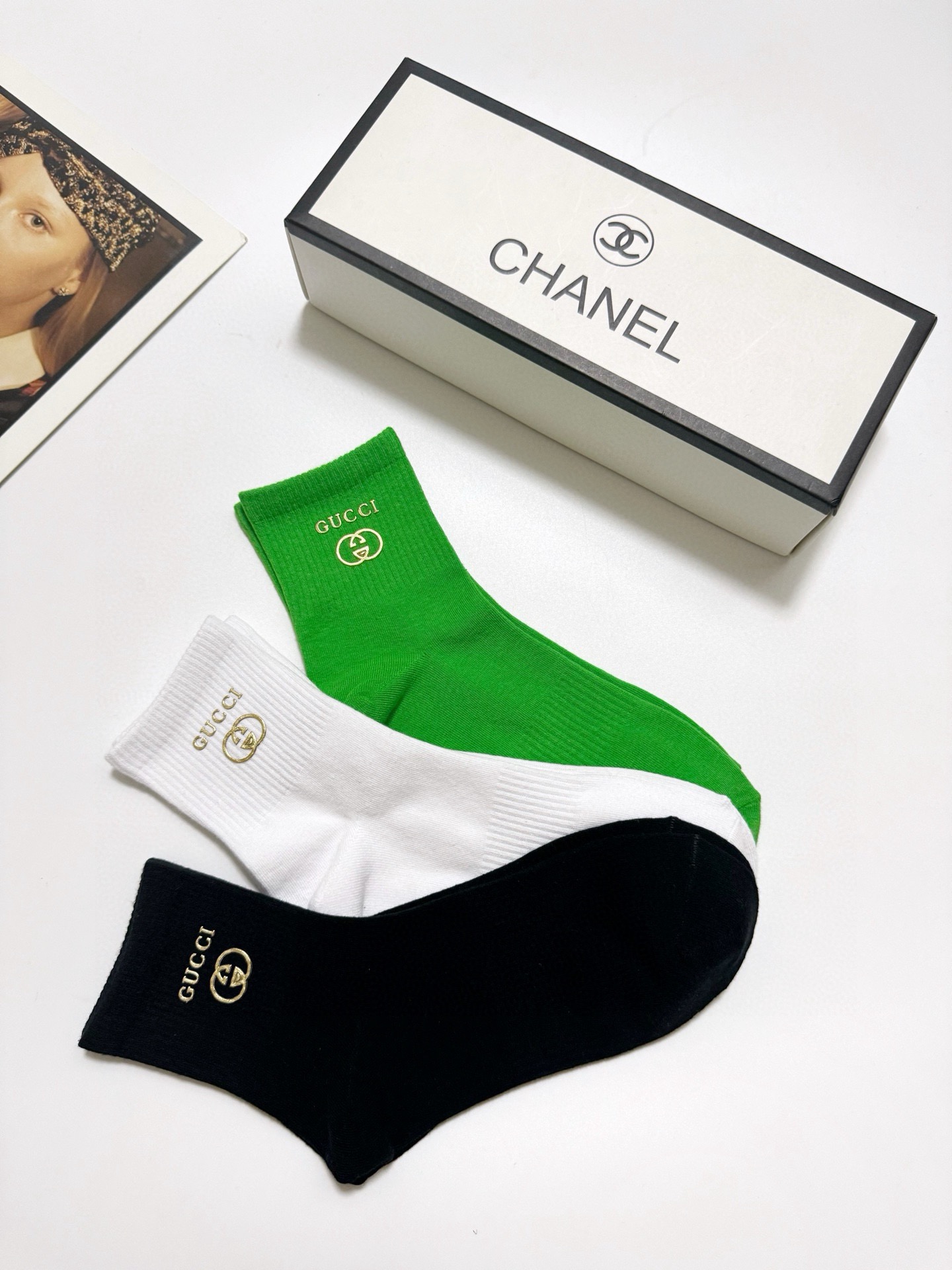  配包装
🌟【一盒3 双】
 🌟Gucci 古琦经典字母logo纯棉 中筒袜  ins超火爆红人同款，精