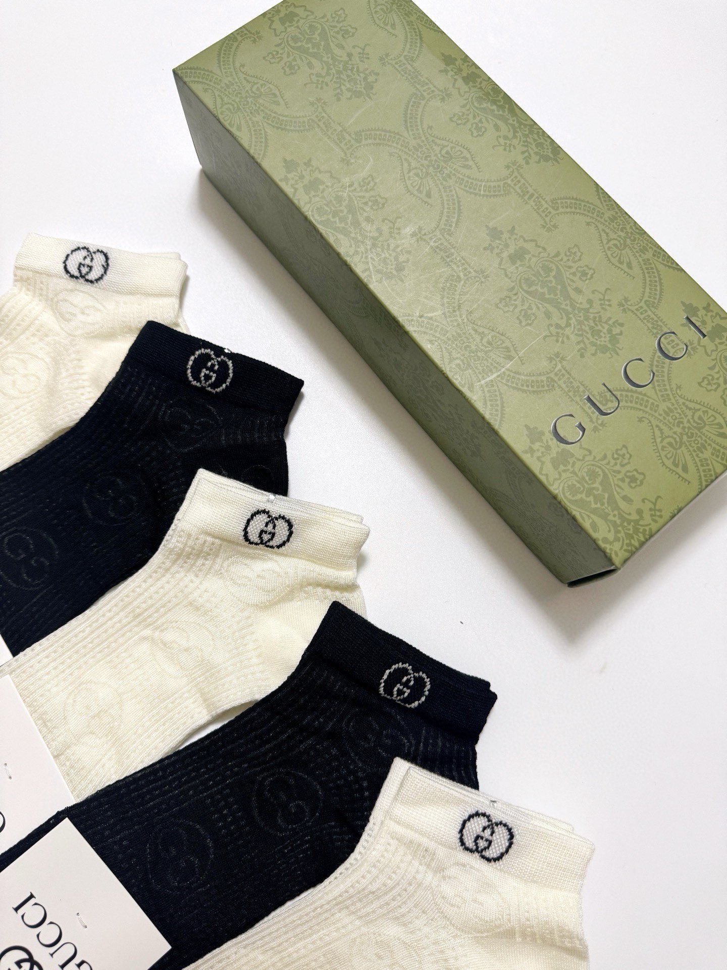  配包装
🌟【一盒5双】
 🌟Gucci 古琦 经典字母logo 纯棉船袜   ，ins超火爆镂空短袜，