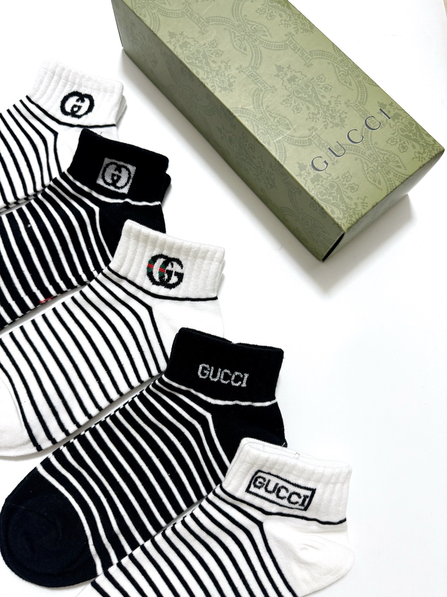  配包装
🌟【一盒5双】
 🌟Gucci 古琦 经典字母logo 纯棉船袜   ，ins超火爆条纹短袜，