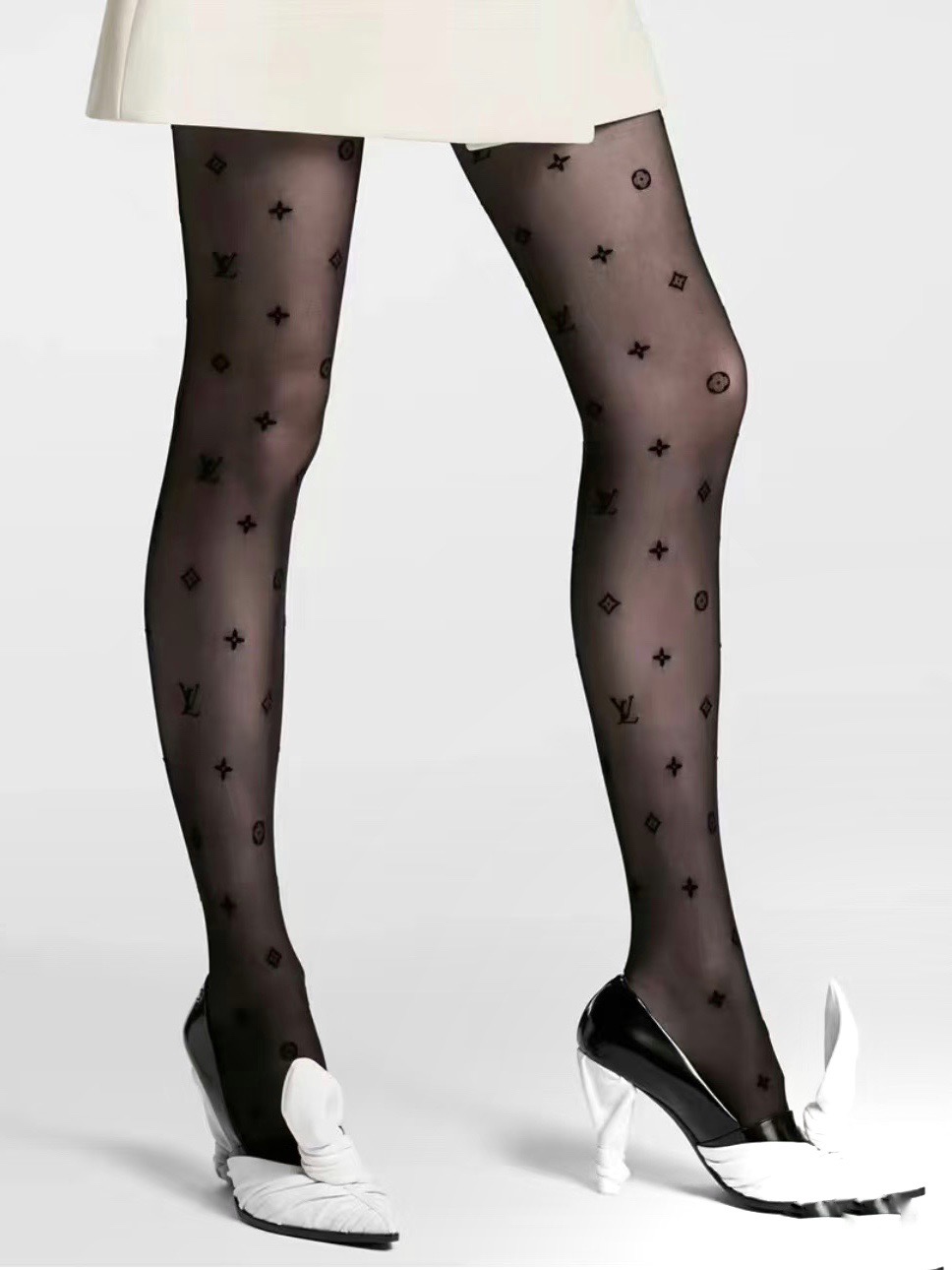 NO:353787,Packaging [One Box and One Pair] LV Louis Vuitton Classic Flocking Aging Letter Stockings, It’s easy to see the explosion, European and American big-name stockings are made one to one higher version, and you can see the craftsmanship!  A must-have item for trendy people in autumn and winter, which is super high-quality and fashionable, and it is very fashionable~~ Recommended and recommended~~ Must-in-one small item!  !  socks, stockings, socks, louis vuitton, louis vuitton, socks19860909配包装【一盒一双】LV路易·威登经典植绒老化字母丝袜 好看到爆炸 ,欧美大牌丝袜一比一高版本制作,可以看得到的工艺！ 潮人秋冬必备单品 ,搭配起来超高逼格 ,时髦度爆表啊啊啊啊～～推荐推荐推荐～～必入时髦小单品！！袜子,丝袜,袜子,louis vuitton,louis vuitton,socks,accessory