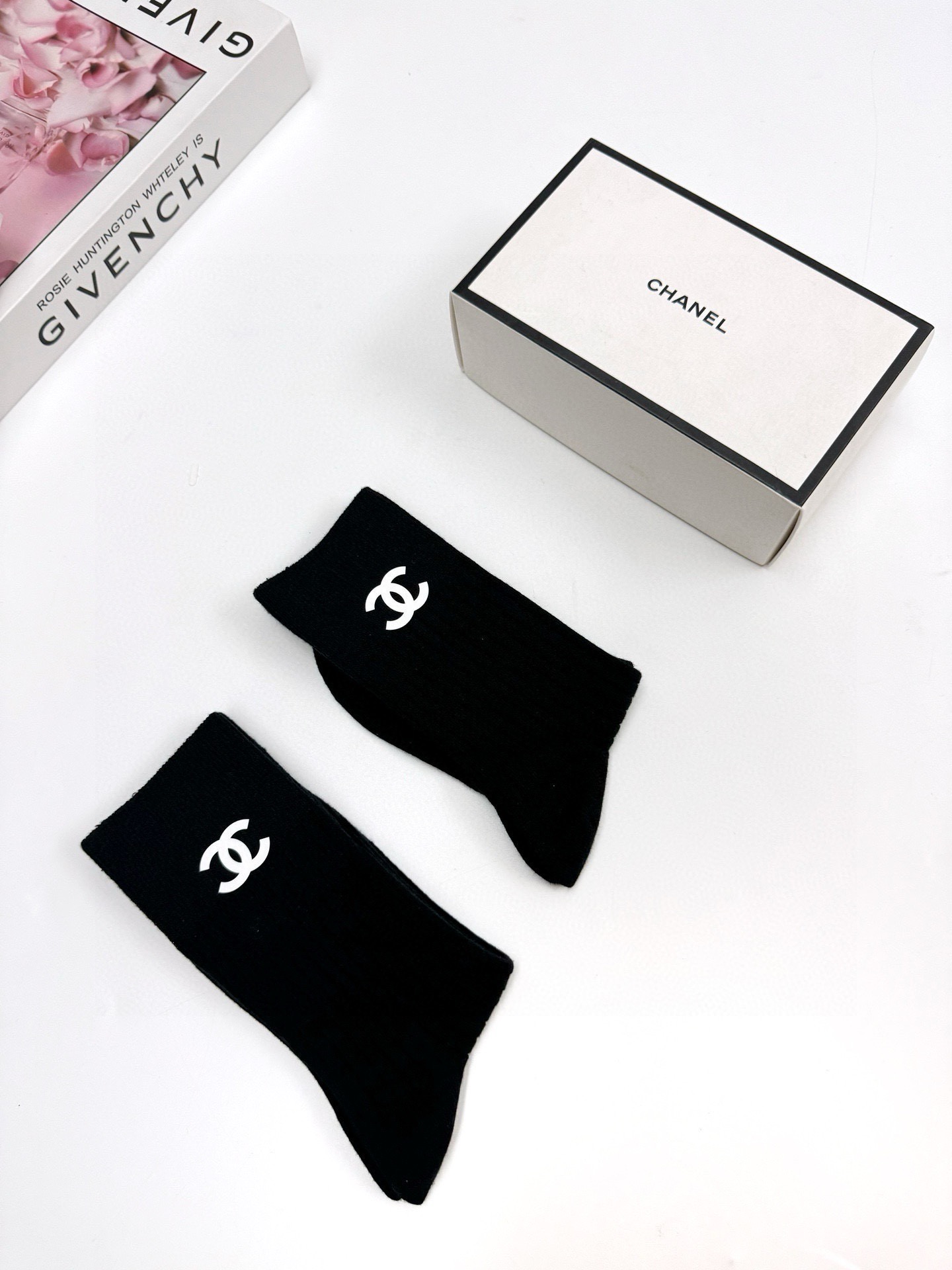  配包装
🌟【一盒2双】
 🌟Chanel 香奈儿 经典字母logo纯棉 中筒袜  ins超火爆红人同款