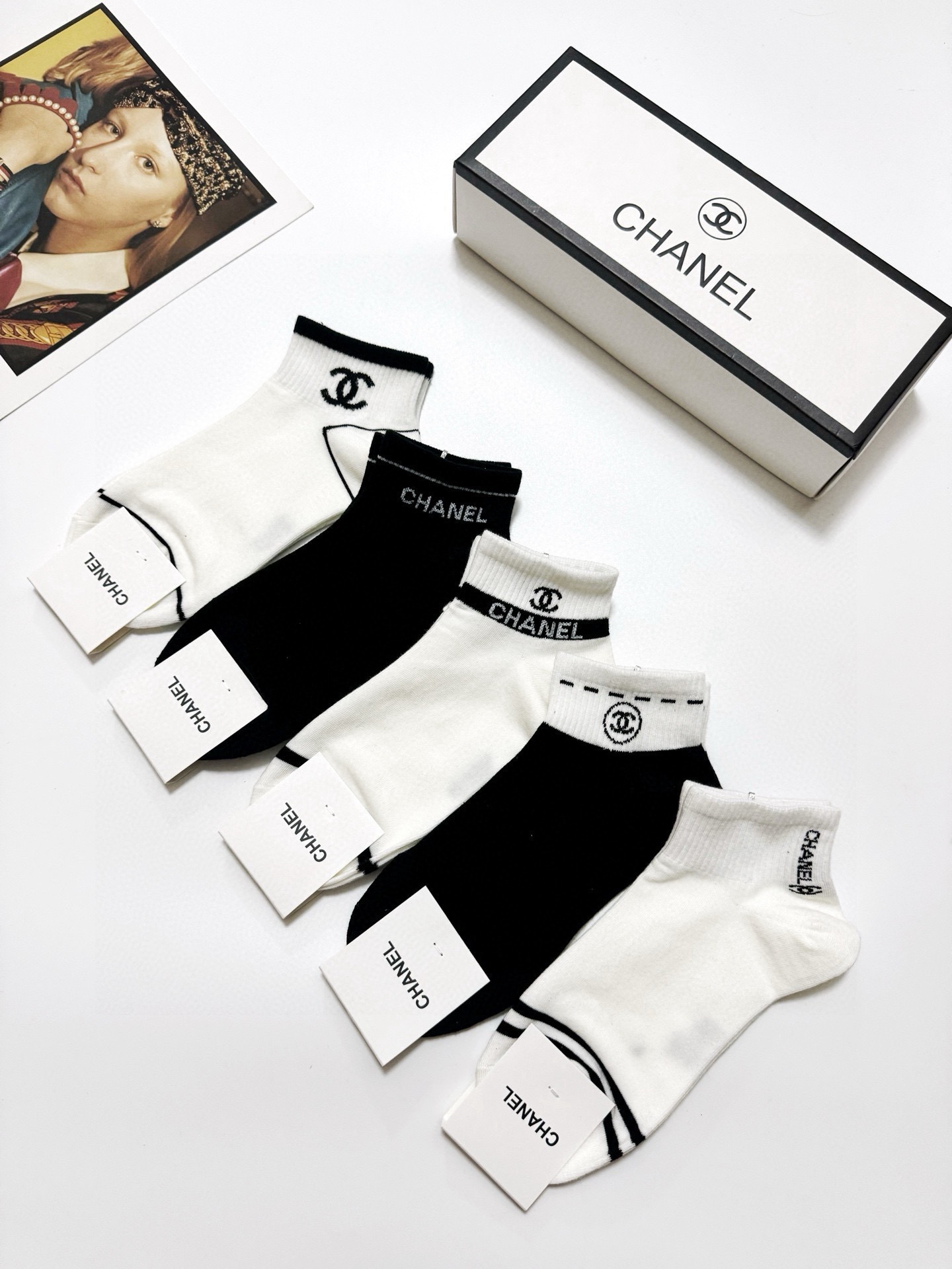  配包装
🌟【一盒5 双】
 🌟Chanel 香奈儿 经典字母logo 纯棉短袜 ，男女同款   ，in
