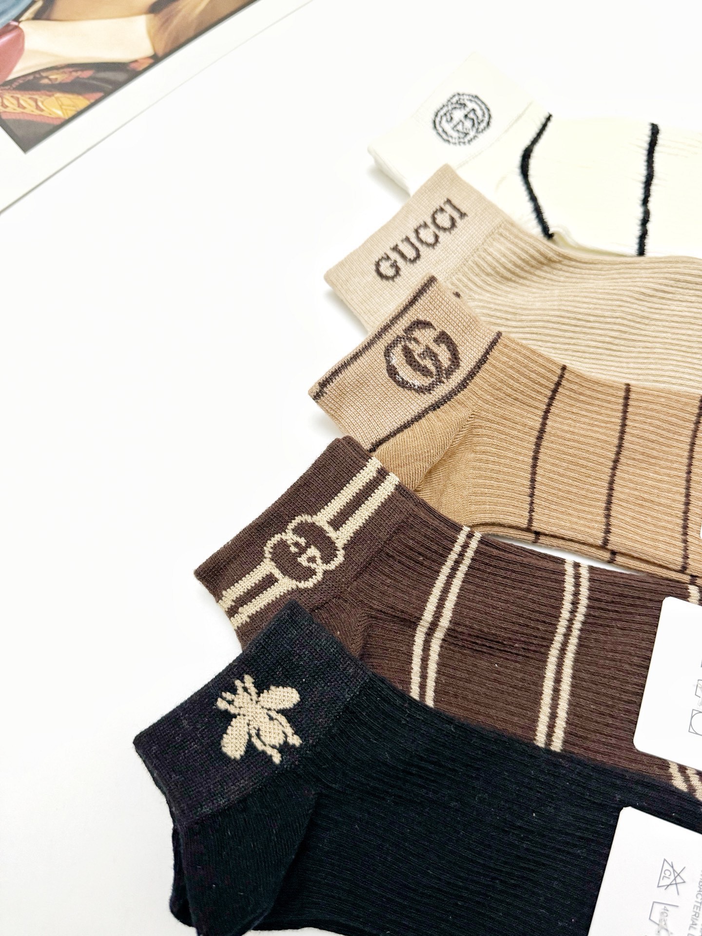 配包装
🌟【一盒5 双】
 🌟Gucci 古琦 经典字母logo 双G 短袜   ，ins超火爆短袜，