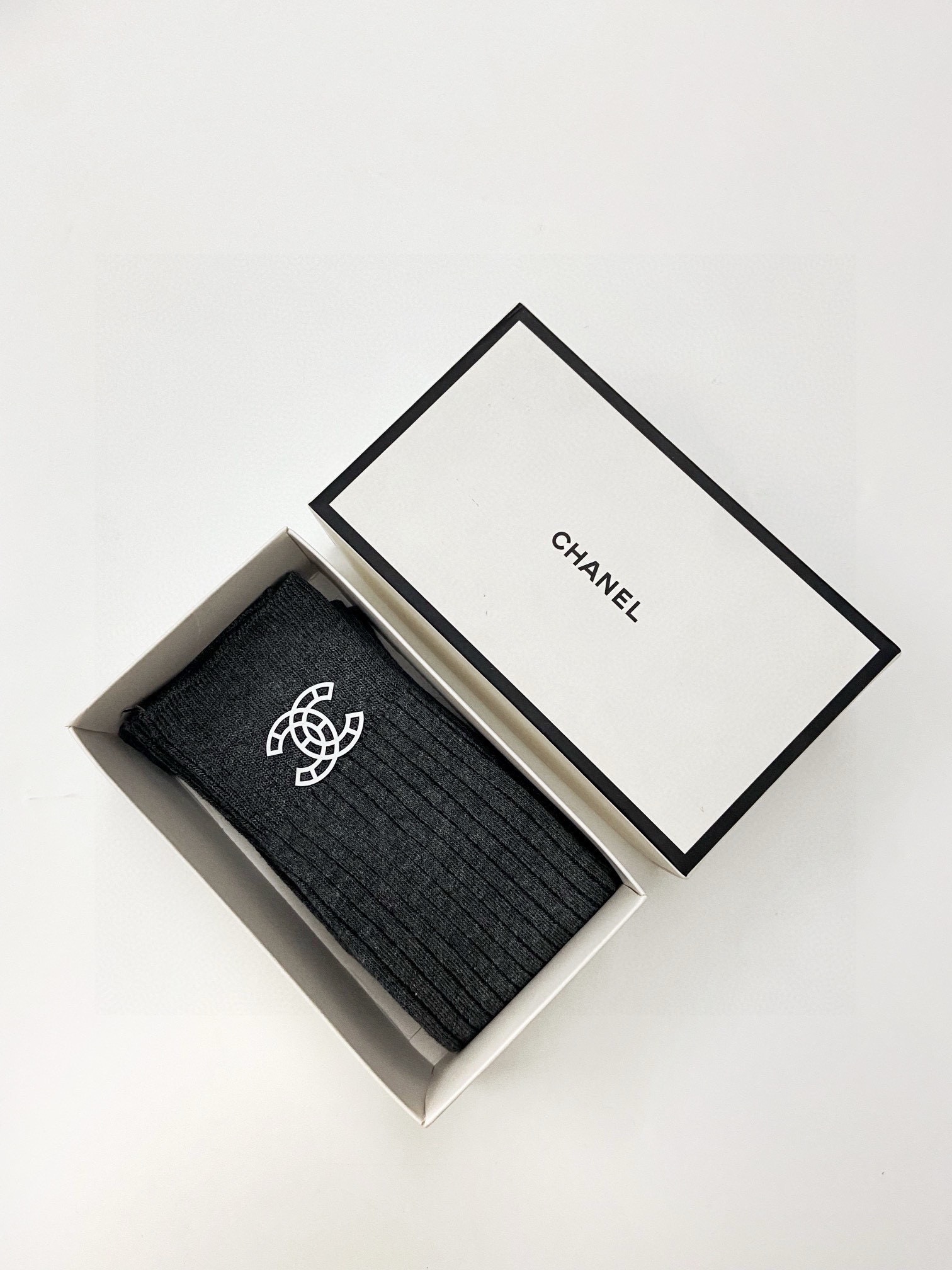    配包装
🌟【一盒一双】
🌟Chanel 香奈儿 经典双C字母logo纯棉长筒袜  小腿袜
🌟ins