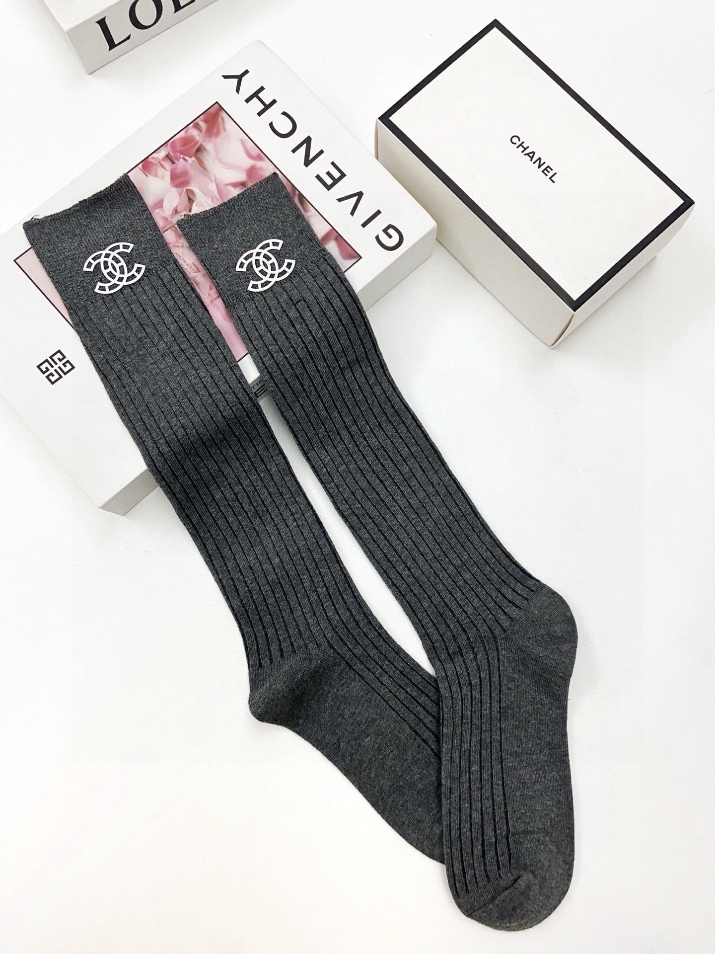    配包装
🌟【一盒一双】
🌟Chanel 香奈儿 经典双C字母logo纯棉长筒袜  小腿袜
🌟ins