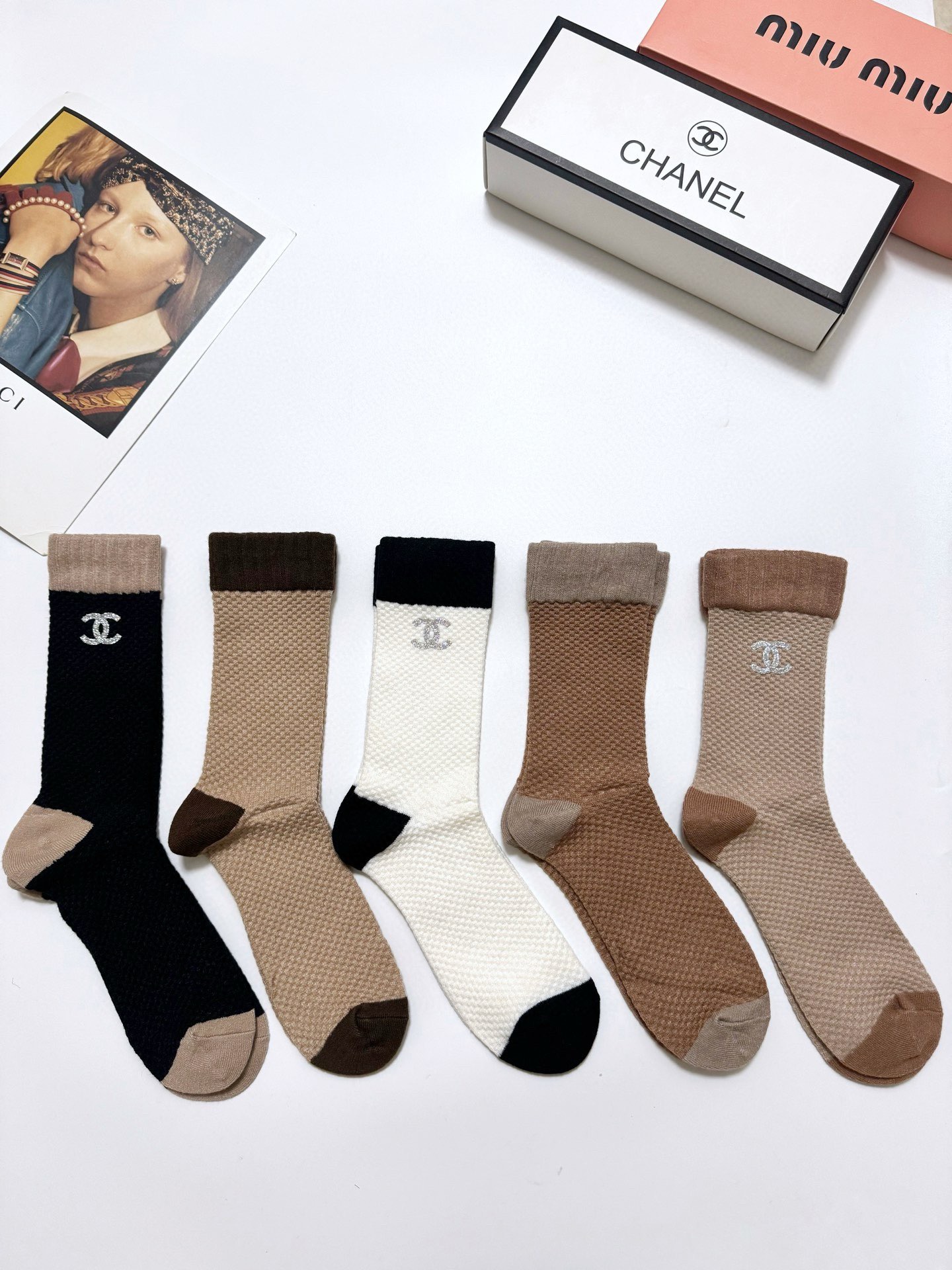 NO:355174,Packaging [one box of 5 pairs] Chanel Classic letters logo cashmere mid-tube stockings!  Super soft and skin-friendly!  Ins hits!  The counter is on sale and you can see the explosion!  Super high quality!  Classic is out of date!  The quality of counter purchasing agents that trendy people must be missing, and it is very easy to wear!  Recommended recommendations~~ Must-in-apple small items!  !  socks, stockings, socks, chanel, chanel, socks19860909配包装【一盒5 双】 Chanel 香奈儿 经典字母 logo羊绒 中筒袜 ！超级软糯亲肤！ ins爆款！专柜在售ing 好看到爆炸 ！超高品质！经典不过时！潮人必不能少的专柜代购品质 ,巨好穿！推荐推荐推荐～～必入小单品！！袜子,丝袜,袜子,chanel,chanel,socks,accessory
