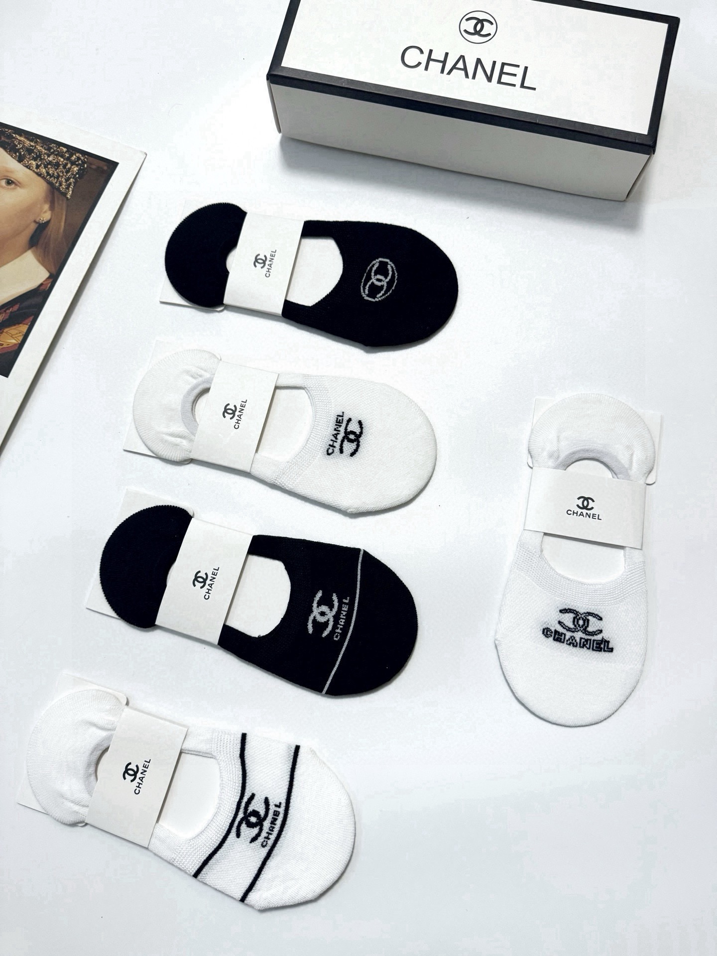  配包装
🌟【一盒5双】
 🌟Chanel 香奈儿 经典字母logo 纯棉船袜   ，ins超火爆空调袜