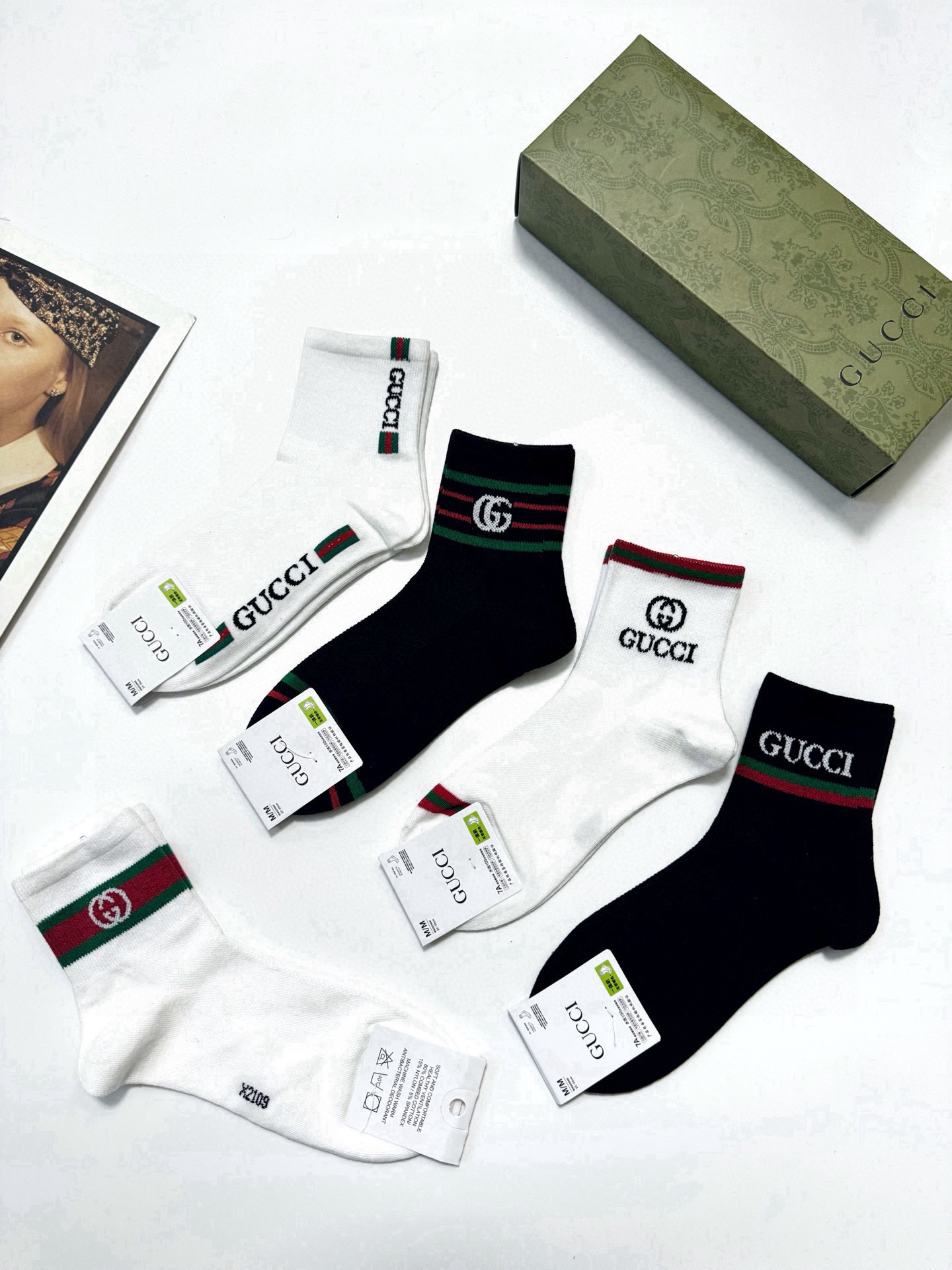  配包装
🌟【一盒5 双】
🌟Gucci 古琦 经典字母 logo 纯棉 短袜，空调袜  ！超级软糯亲肤