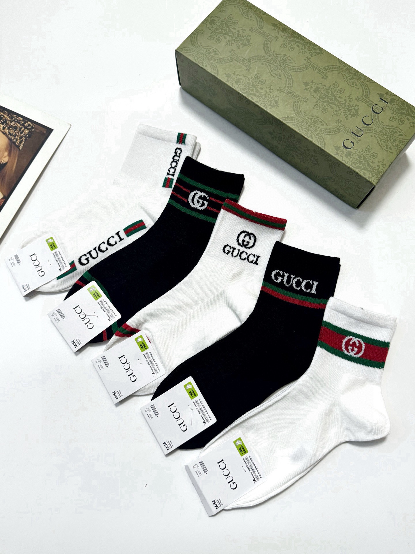  配包装
🌟【一盒5 双】
🌟Gucci 古琦 经典字母 logo 纯棉 短袜，空调袜  ！超级软糯亲肤