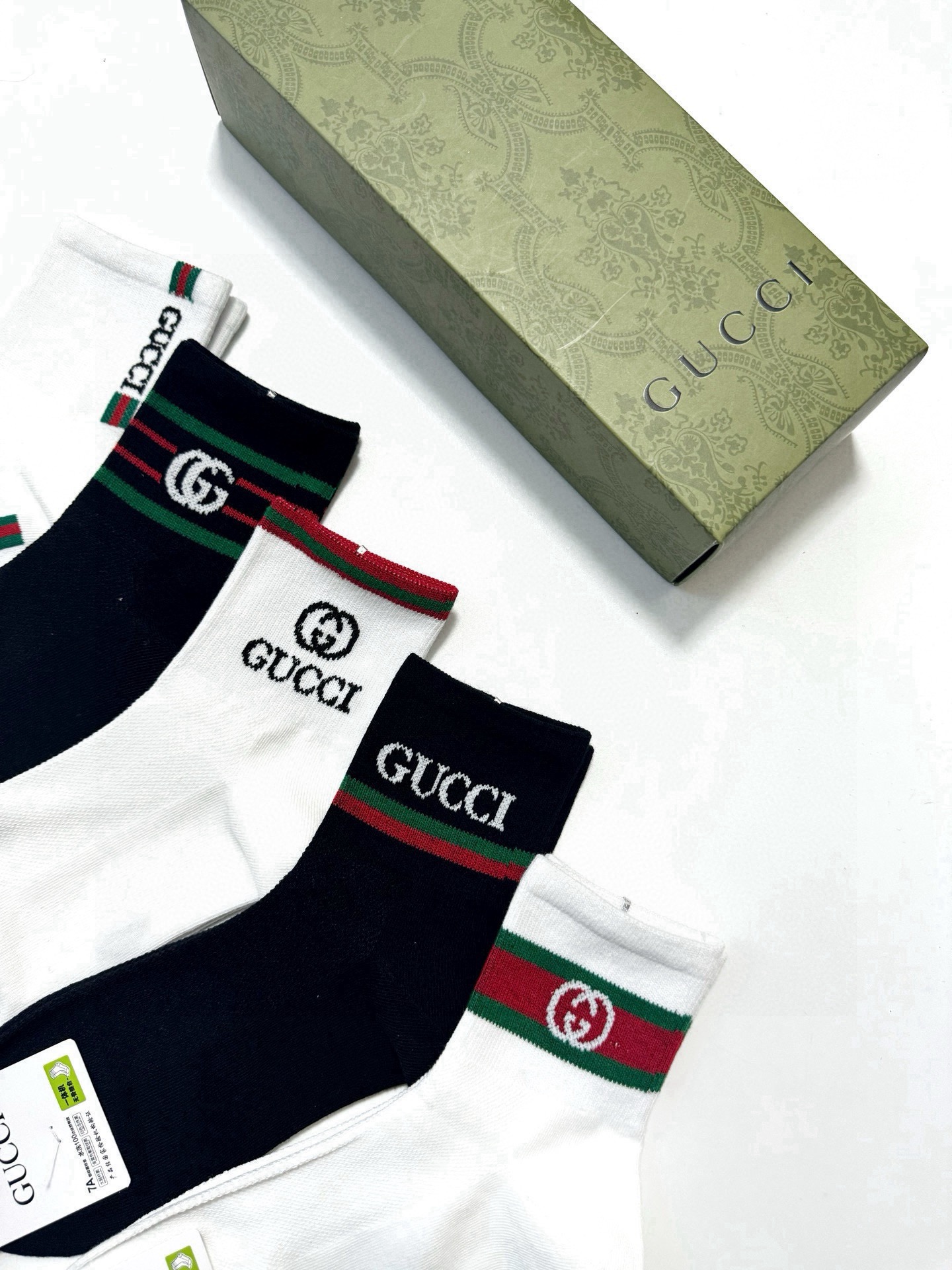  配包装
🌟【一盒5 双】
🌟Gucci 古琦 经典字母 logo 纯棉 短袜，空调袜  ！超级软糯亲肤